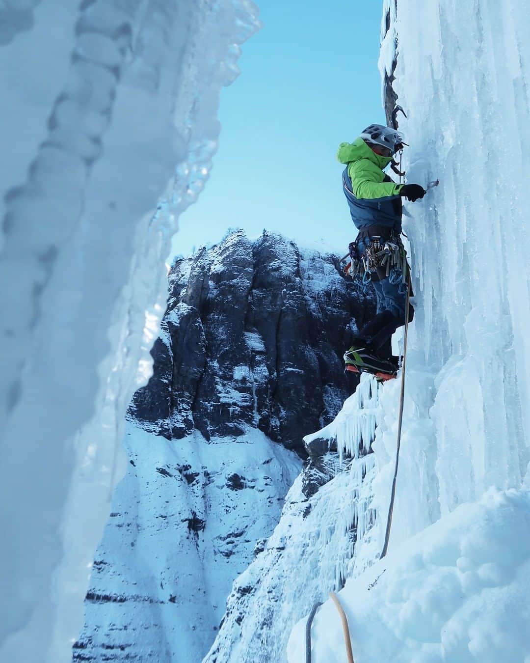 ミレーのインスタグラム：「A few weeks ago, the temperatures went down enough to make our ice climbers feel like happy kids! @aurel_vssiere and @antonin_cecchini decided to go for a week-end trip around home and explore Sixt-Fet-à-Cheval's wonders!  After a a 1st day climbing Folly de Gauche, the two lads decided to head to Pissevache on the next day. That's what you call a well-conducted week-end 👌   #MilletRiseUp」