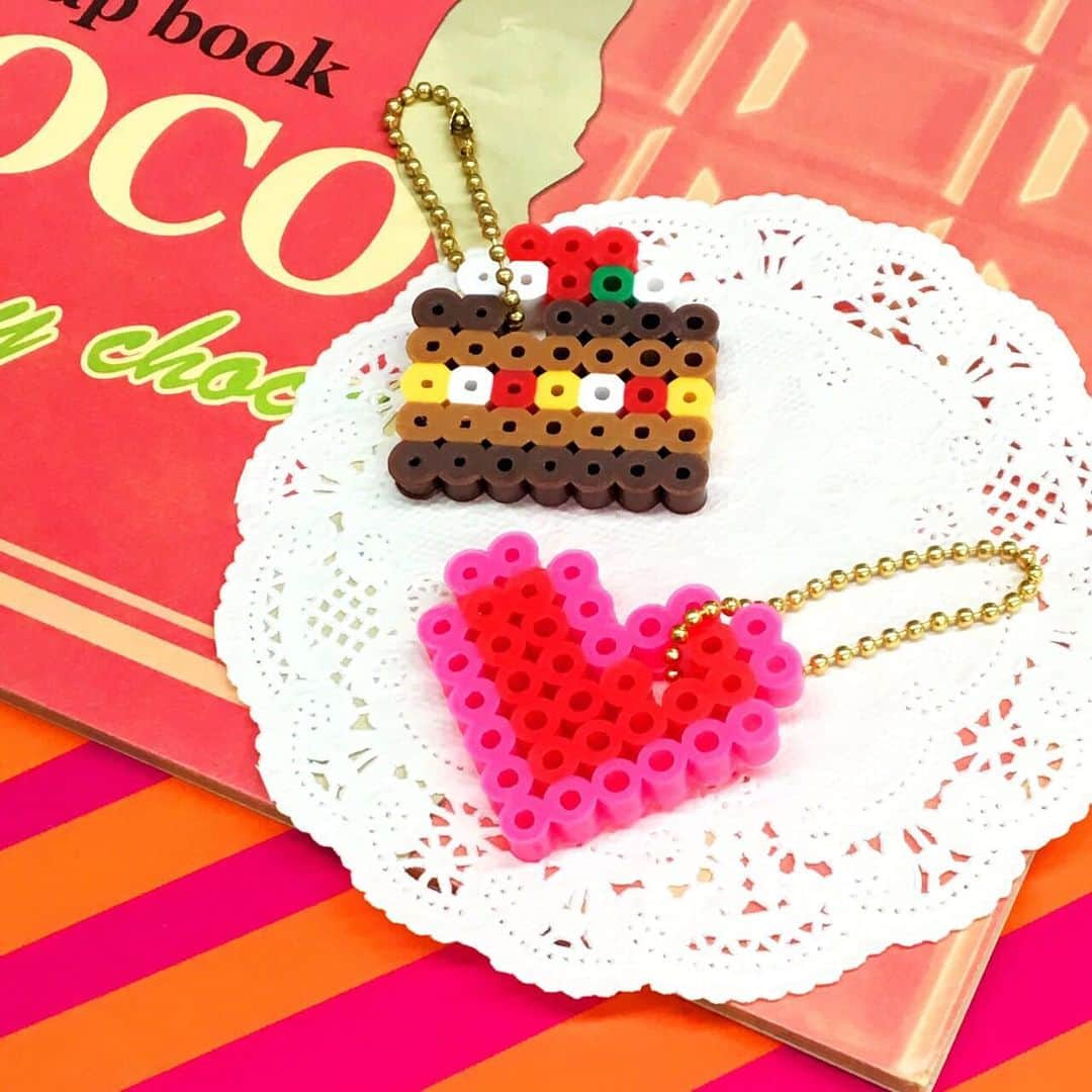 PerlerbeadsJP（パーラービーズ）さんのインスタグラム写真 - (PerlerbeadsJP（パーラービーズ）Instagram)「🍫 Enjoy Valentine’s Day❣️  言葉では伝えにくいちょっとした気持ちを ビーズアートに込めて贈り物に。。💝✨  プロフィール欄のURLから、ホームページのいろいろな下絵シートをご覧頂けますのでぜひどうぞ🤗💞  そして、おうち時間で作ったビーズアートに「#パーラービーズ」を付けてUPして頂けたらとっても嬉しいです💓  ※下絵シートをパソコン等で出力される際は、印刷設定を等倍にして頂きますと、プレートサイズとぴったりの状態でお楽しみ頂けます。 ……………………………………………………………… #おうち遊び #室内遊び #指先遊び #色遊び #バレンタインデー #バレンタイン #バレンタインギフト #手作りバレンタイン #valentineday  #冬の製作 #季節の製作 #子どもとの暮らし #子どものいる暮らし #おうち時間 #アイロンビーズ #perlerbeads #パーラービーズ @kawadatoys_official」2月12日 19時47分 - perlerbeads_jp