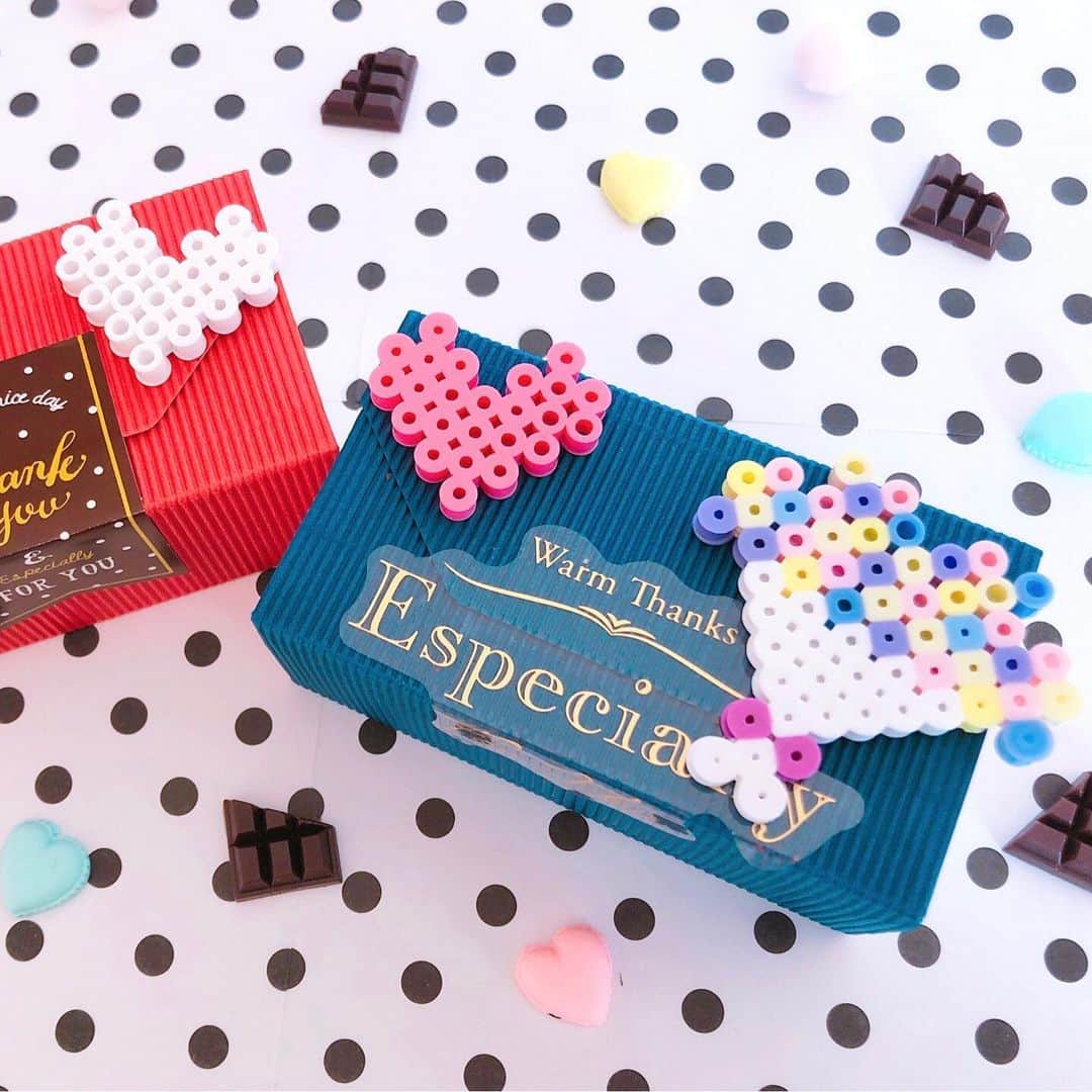PerlerbeadsJP（パーラービーズ）さんのインスタグラム写真 - (PerlerbeadsJP（パーラービーズ）Instagram)「🍫 Enjoy Valentine’s Day❣️  言葉では伝えにくいちょっとした気持ちを ビーズアートに込めて贈り物に。。💝✨  プロフィール欄のURLから、ホームページのいろいろな下絵シートをご覧頂けますのでぜひどうぞ🤗💞  そして、おうち時間で作ったビーズアートに「#パーラービーズ」を付けてUPして頂けたらとっても嬉しいです💓  ※下絵シートをパソコン等で出力される際は、印刷設定を等倍にして頂きますと、プレートサイズとぴったりの状態でお楽しみ頂けます。 ……………………………………………………………… #おうち遊び #室内遊び #指先遊び #色遊び #バレンタインデー #バレンタイン #バレンタインギフト #手作りバレンタイン #valentineday  #冬の製作 #季節の製作 #子どもとの暮らし #子どものいる暮らし #おうち時間 #アイロンビーズ #perlerbeads #パーラービーズ @kawadatoys_official」2月12日 19時47分 - perlerbeads_jp