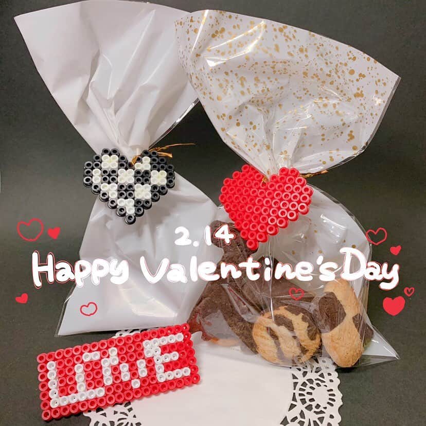 PerlerbeadsJP（パーラービーズ）さんのインスタグラム写真 - (PerlerbeadsJP（パーラービーズ）Instagram)「🍫 Enjoy Valentine’s Day❣️  言葉では伝えにくいちょっとした気持ちを ビーズアートに込めて贈り物に。。💝✨  プロフィール欄のURLから、ホームページのいろいろな下絵シートをご覧頂けますのでぜひどうぞ🤗💞  そして、おうち時間で作ったビーズアートに「#パーラービーズ」を付けてUPして頂けたらとっても嬉しいです💓  ※下絵シートをパソコン等で出力される際は、印刷設定を等倍にして頂きますと、プレートサイズとぴったりの状態でお楽しみ頂けます。 ……………………………………………………………… #おうち遊び #室内遊び #指先遊び #色遊び #バレンタインデー #バレンタイン #バレンタインギフト #手作りバレンタイン #valentineday  #冬の製作 #季節の製作 #子どもとの暮らし #子どものいる暮らし #おうち時間 #アイロンビーズ #perlerbeads #パーラービーズ @kawadatoys_official」2月12日 19時47分 - perlerbeads_jp