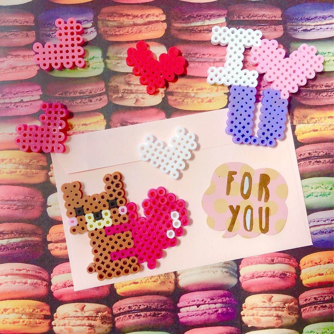 PerlerbeadsJP（パーラービーズ）さんのインスタグラム写真 - (PerlerbeadsJP（パーラービーズ）Instagram)「🍫 Enjoy Valentine’s Day❣️  言葉では伝えにくいちょっとした気持ちを ビーズアートに込めて贈り物に。。💝✨  プロフィール欄のURLから、ホームページのいろいろな下絵シートをご覧頂けますのでぜひどうぞ🤗💞  そして、おうち時間で作ったビーズアートに「#パーラービーズ」を付けてUPして頂けたらとっても嬉しいです💓  ※下絵シートをパソコン等で出力される際は、印刷設定を等倍にして頂きますと、プレートサイズとぴったりの状態でお楽しみ頂けます。 ……………………………………………………………… #おうち遊び #室内遊び #指先遊び #色遊び #バレンタインデー #バレンタイン #バレンタインギフト #手作りバレンタイン #valentineday  #冬の製作 #季節の製作 #子どもとの暮らし #子どものいる暮らし #おうち時間 #アイロンビーズ #perlerbeads #パーラービーズ @kawadatoys_official」2月12日 19時47分 - perlerbeads_jp