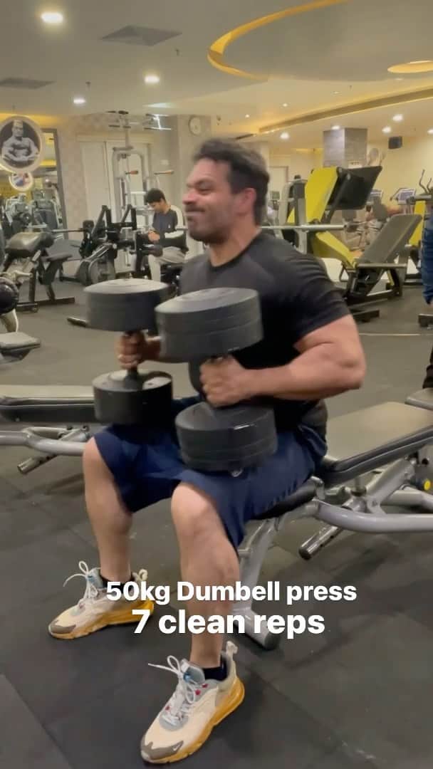 Gaurav Tanejaのインスタグラム：「So happy , slowly getting there. 50 kg DB press. 7 clean reps #flyingbeast #fitmuscletv」