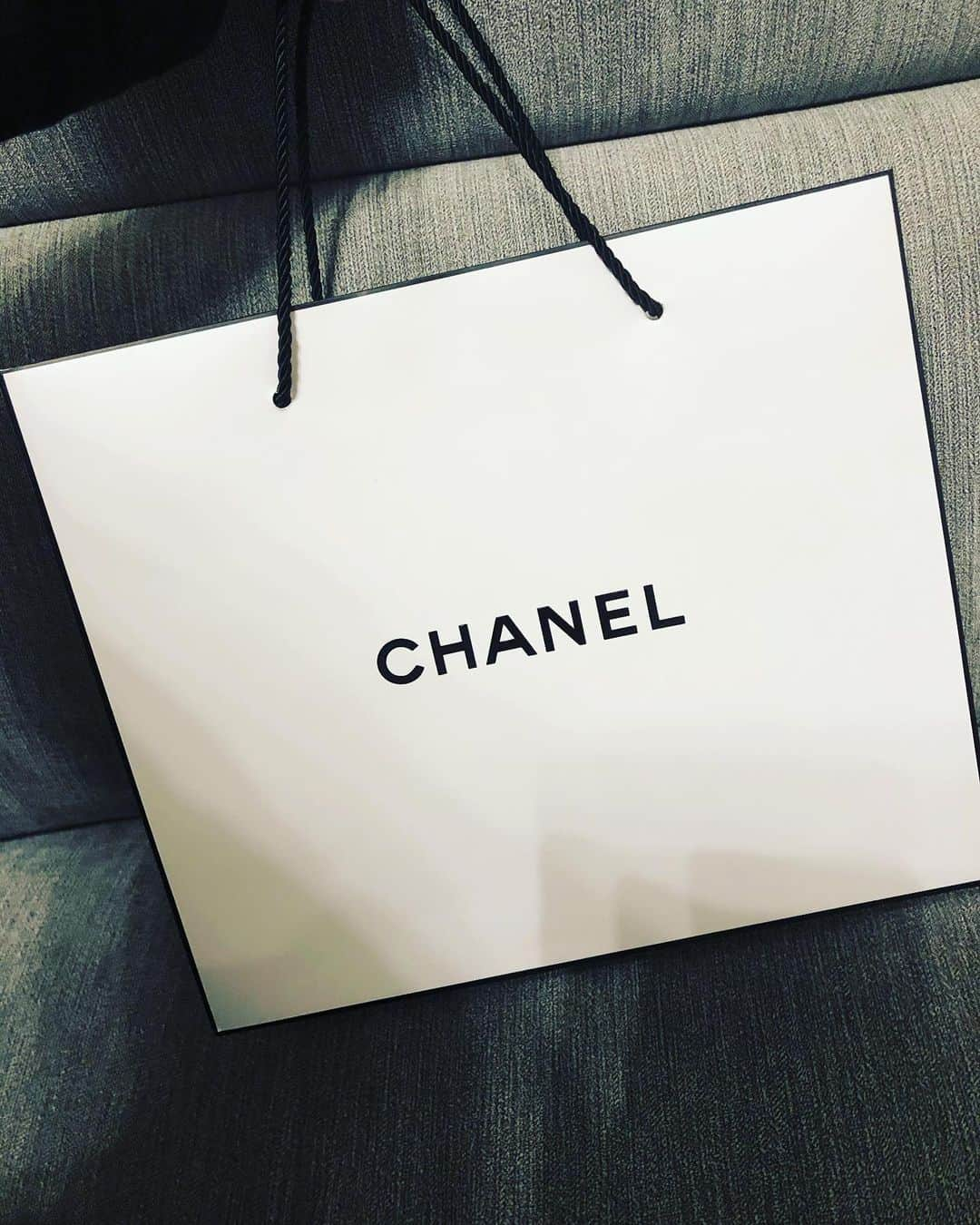 北園涼のインスタグラム：「伊万里有くんから誕プレ貰った！！ CHANELて！！ かっけー！」