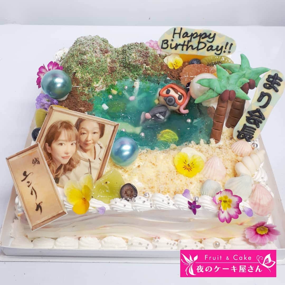 夜のケーキ屋さん♥Juli　(エディブルフラワー協会) のインスタグラム：「鮨エンリケへお届け🎂ダイビングケーキ🐠💕 : エンリケさんのお鮨屋さんが銀座一丁目にオープン🍣 おめでとうございます✨ まり会長さんのお誕生日ケーキを頼んでくださって、 エンリケさんからの提案でダイビングをテーマにしたケーキをお作りしました🐠🌊 @eri.ogawa1102  @love_carlos2020  #鮨エンリケ : 海の色って神秘的すぎて難しい🙏 まり会長さんのInstagramで、深海のかわいい面白い写真をたくさん見てワクワクしたので、 ケーキの真ん中に深海を作りました🐠 : 毎日超多忙なのに、誕生日お祝いしたり、マメにストーリー載せてくれたり、エンリケさんの行動力めっちゃ凄い😭✨ ありがとうございました😍💓 : : #夜のケーキ屋さん」
