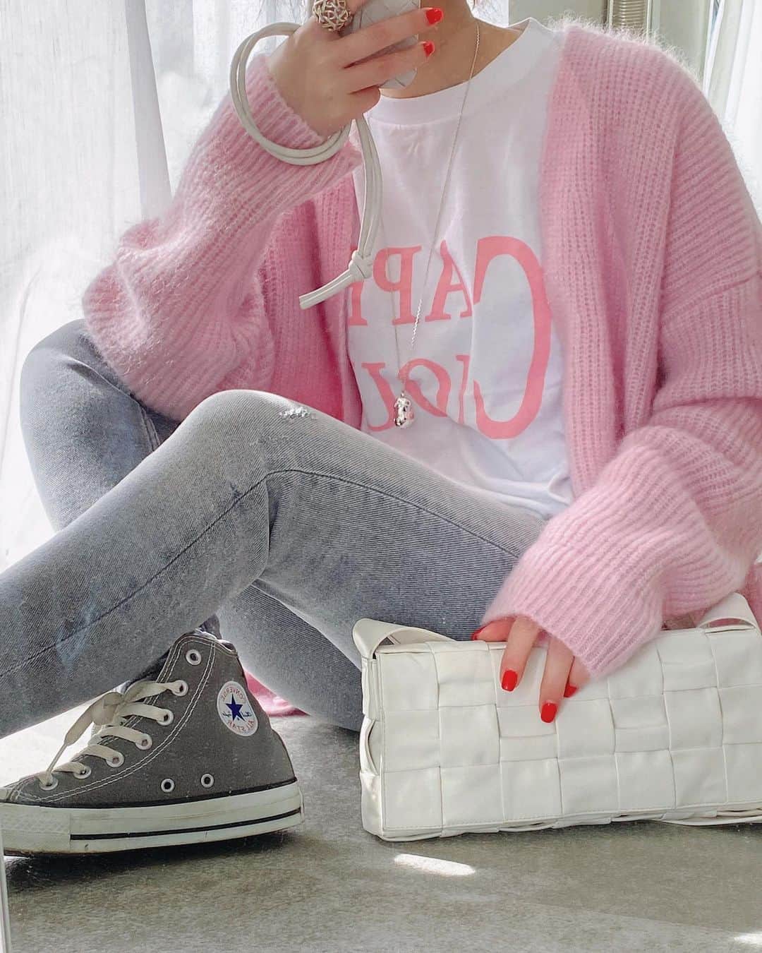 のインスタグラム：「PINK×GRAY  ピンクとグレーの組み合わせ 好きすぎる🤤🤍  CAPRICIOUS T-shirtの新色ピンク🦩 今夜20時から発売いたします♡  tee @aulii_amomentofhappiness  cardigan @blanc_official.jp  denim @zara  necklace @seadsmara  bag @newbottega  shoes @converse」