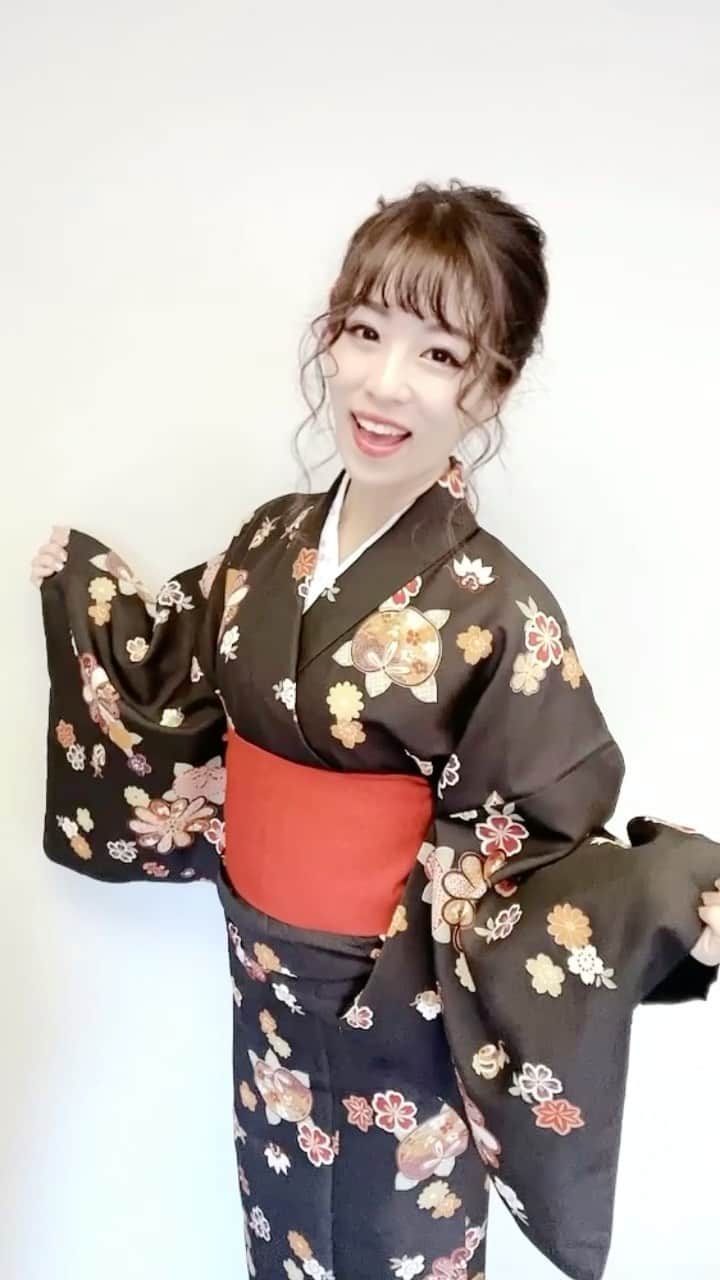 絹野志朋のインスタグラム：「. Chinese Happy new year🌅 ということで…❤︎  日本のお正月の際に着た お着物の動画を公開します👘✨  お母さんとお姉ちゃんがしてくれた ヘアセットと着物のお着付け❤︎ わたしの自慢の家族です👨‍👩‍👧Love...  #新年快樂 #新年快乐 #新年快乐2021 #ChineseHappyNewYear #着物女子 #和服女子 #謹賀新年 #謹賀新年2021」