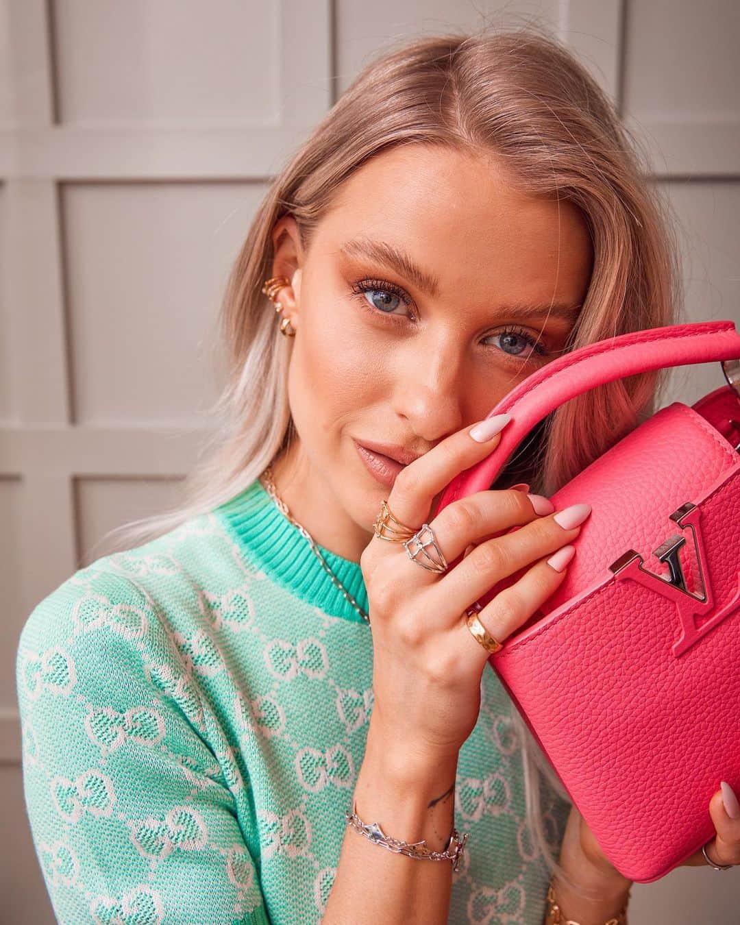 ビクトリアのインスタグラム：「Anyone else missing using their bags every day 😭 Which bag are you most excited to wear again? I’m on the hunt for a beige, nude, small crossbody bag. Any recommendations welcome?!」