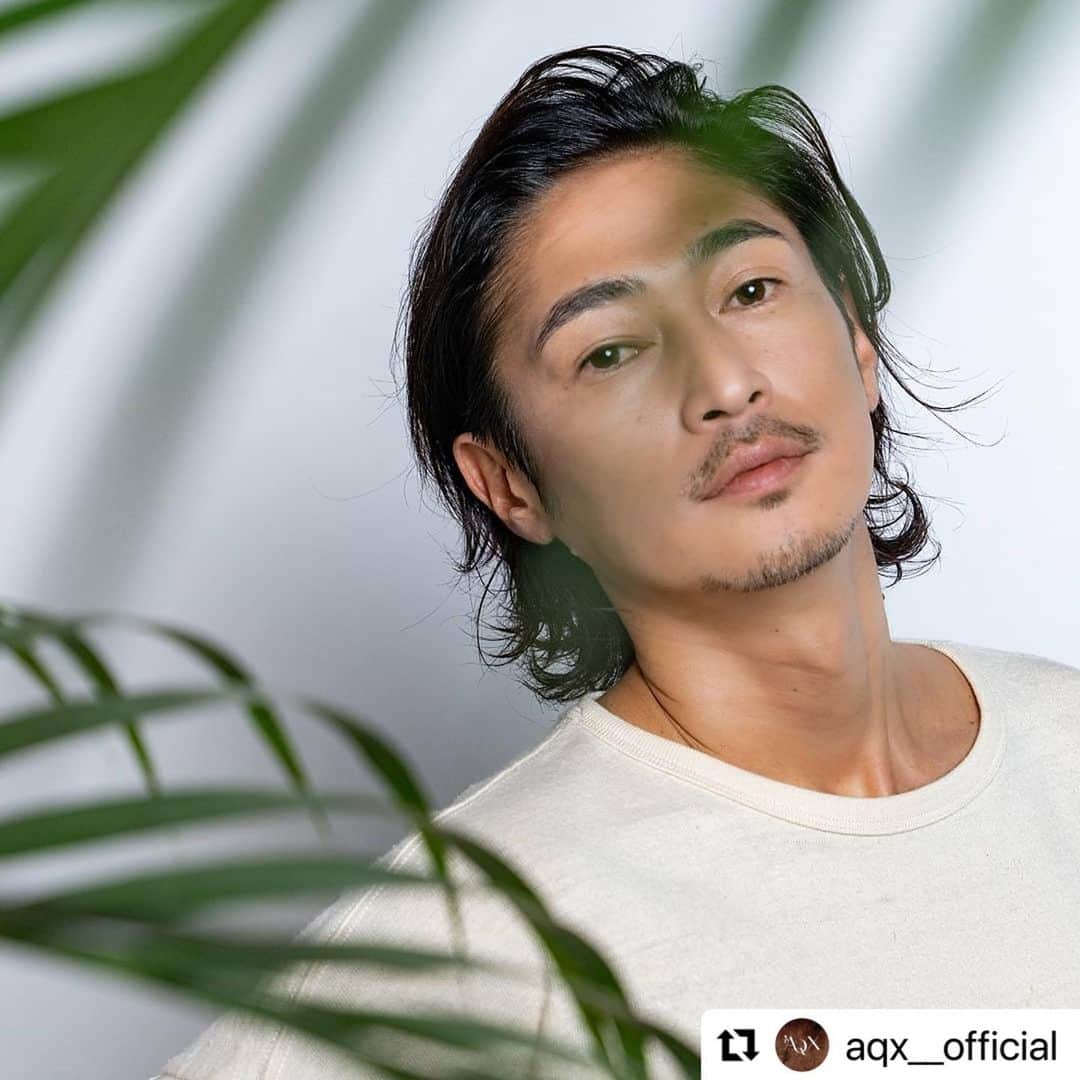 PINKYのインスタグラム：「#Repost @yosuke_kubozuka  @aqx__official  ・・・ ～ユニセックスコスメ真打降臨 ～新スキンケアブランド<AQX>誕生。  窪塚洋介 @yosuke_kubozuka が企画から完全プロデュース 〈AQX（アックス）〉2つの新商品とオープン限定セットの受注販売がスタート!  <MOISTURIZING TONER 100ml>￥4,840(税込) 1本でリッチな保湿力を実現する化粧水。復活草やヴィーガンコラーゲン、オーガニックコメエキスなど配合。乾ききった肌にうるおいを注ぎ込みます。  <MOISTURIZING CREAM 50g>￥5,390(税込) ジェルのようにみずみずしく肌になじむクリーム。8種のヒアルロン酸と5種のセラミド、オーガニックタマヌオイルなど配合。うるおいで満たし、保護膜を作ってうるおいを逃しません。  トナー、クリーム共に敏感肌にもやさしく肌荒れを防ぐ機能があるので、マスクを多用するライフスタイルにもぴったりです。老若男女問わず使えるので、家族一緒にシェアするのもおすすめ。  オープンを記念して「AQXプロローグセット」が発売！サスティナブル素材‘リサイクルコットン’を使用したエココットンポーチとスキンケアのセット。数量限定なので気になる方はお早めに☺  数量限定 「AQX PROLOGUE SET」 MOISTURIZING TONER MOISTURIZING CREAM ORIGINAL ECO COTTON POACH ￥10,230(税込)  “もうコレだけあればいい”と思えるものを。 ～AQX, This is my Destiny～  AQXの商品は公式サイトaqx-official.comからご購入いただけます。 @aqx__official プロフィールURLから飛べるようになってます。  オープン販売のみ‘受注販売’となります。 発送は3月上旬を予定しております。  #AQX #アックス #窪塚洋介」