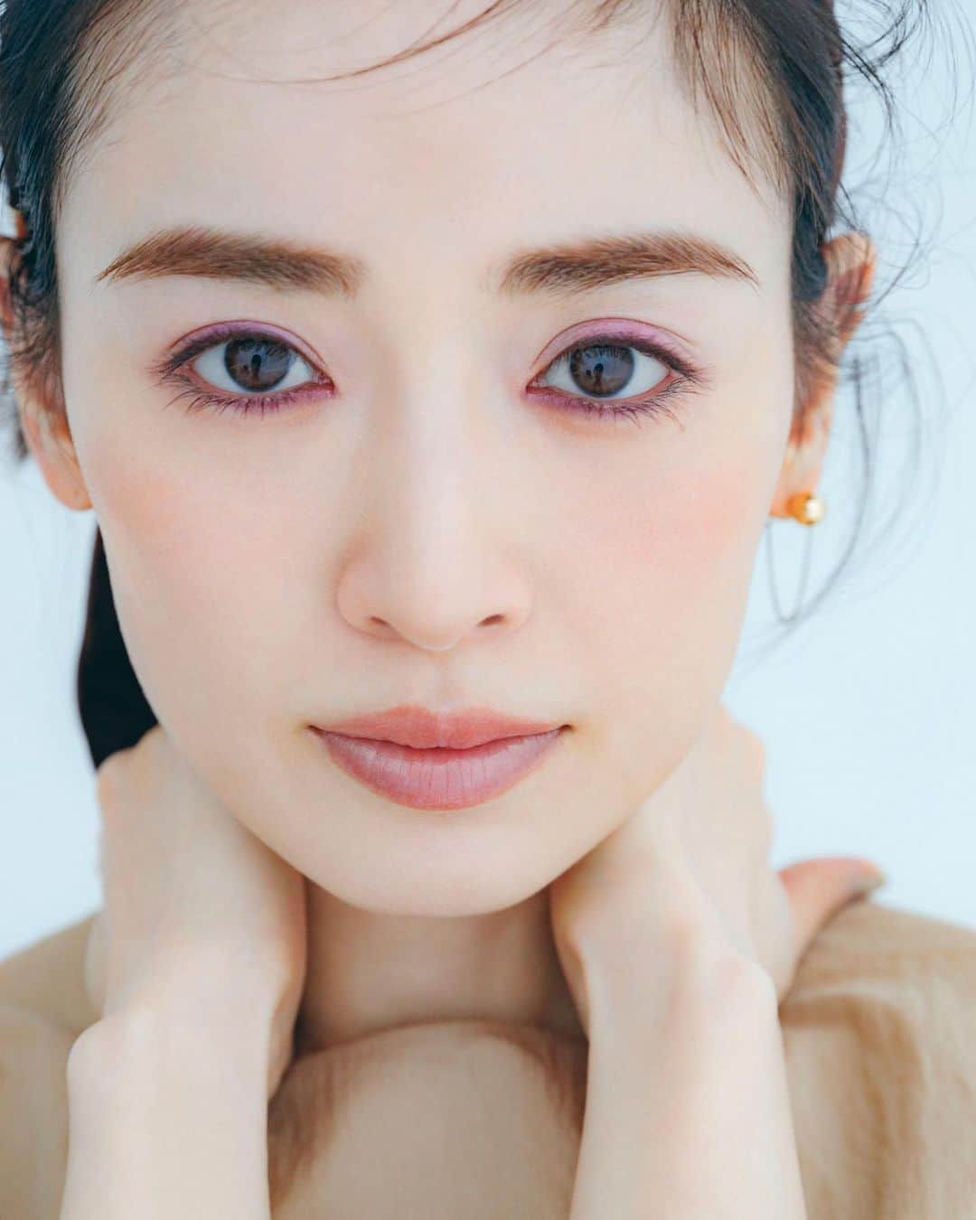 柴田フミコのインスタグラム：「泉里香さん  きれい  #泉里香 #MAQUIA #fumikoshibata #柴田フミコ」