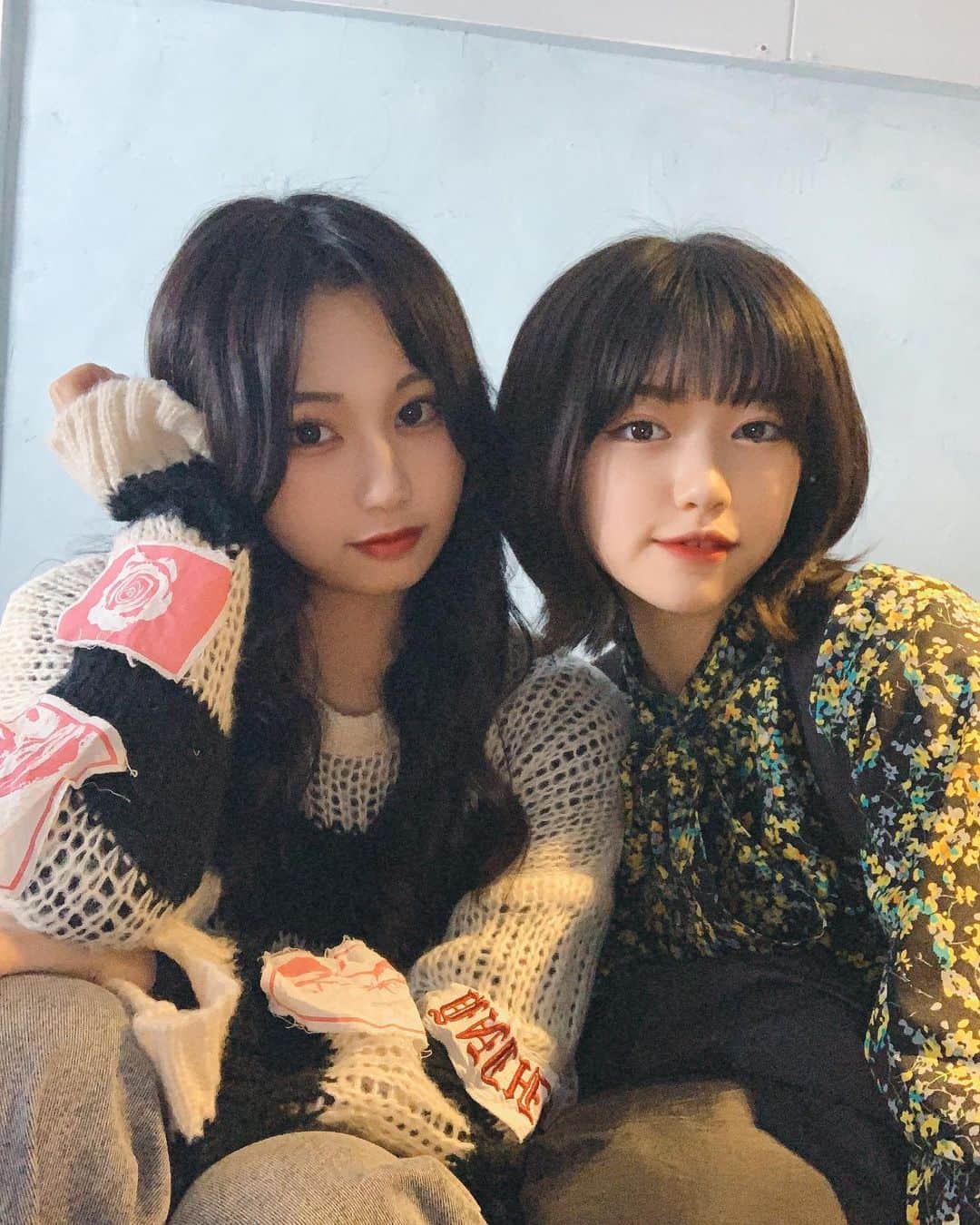 宮丸くるみのインスタグラム：「ロングとショート( ¨̮ )笑  ・ ・ ・  #リリバリ #lilyofthevalley #idol #アイドル #jk #18歳 #高校生 #ロングヘア #ショートヘア #黒髪 #かきあげ前髪 #ぱっつん前髪 #ツーショット #filmphotography #film」