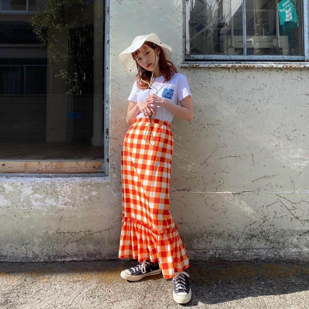 瀬戸あゆみさんのインスタグラム写真 - (瀬戸あゆみInstagram)「Groovy Print Long Skirt 🍊 Daisy Movement T-shirt🌼 Rose Garden Trail Hat🌹  このスカートが見たいよっていうのと、Tシャツ類の写真が見たい、と、ハットの色違いが見たいという、リクエストに忠実に。  このスカート、SOLD OUTでしたが20時から少量リストックいたします🧡  アイテムの質問など、気軽にコメント待ってます！ #dearsisterhood」2月12日 19時58分 - setoayumi