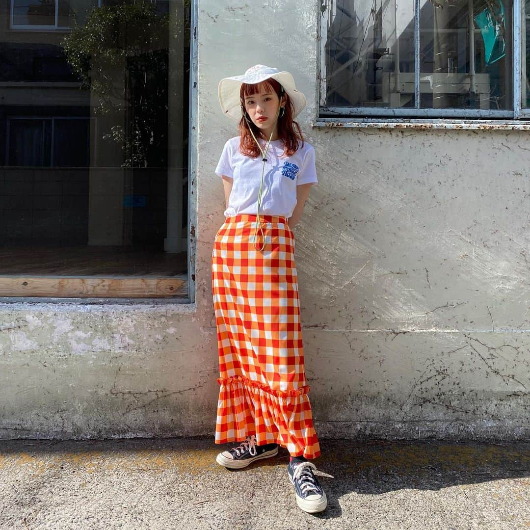 瀬戸あゆみさんのインスタグラム写真 - (瀬戸あゆみInstagram)「Groovy Print Long Skirt 🍊 Daisy Movement T-shirt🌼 Rose Garden Trail Hat🌹  このスカートが見たいよっていうのと、Tシャツ類の写真が見たい、と、ハットの色違いが見たいという、リクエストに忠実に。  このスカート、SOLD OUTでしたが20時から少量リストックいたします🧡  アイテムの質問など、気軽にコメント待ってます！ #dearsisterhood」2月12日 19時58分 - setoayumi