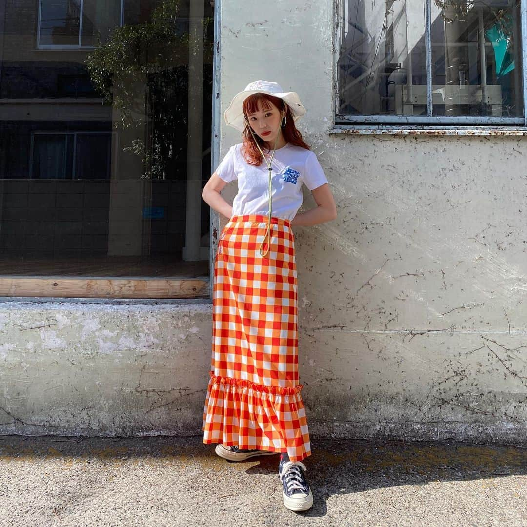 瀬戸あゆみさんのインスタグラム写真 - (瀬戸あゆみInstagram)「Groovy Print Long Skirt 🍊 Daisy Movement T-shirt🌼 Rose Garden Trail Hat🌹  このスカートが見たいよっていうのと、Tシャツ類の写真が見たい、と、ハットの色違いが見たいという、リクエストに忠実に。  このスカート、SOLD OUTでしたが20時から少量リストックいたします🧡  アイテムの質問など、気軽にコメント待ってます！ #dearsisterhood」2月12日 19時58分 - setoayumi