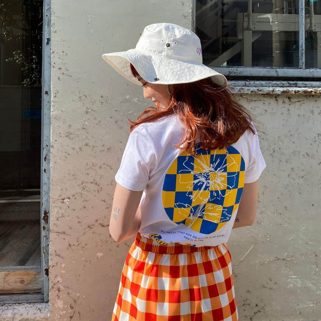 瀬戸あゆみさんのインスタグラム写真 - (瀬戸あゆみInstagram)「Groovy Print Long Skirt 🍊 Daisy Movement T-shirt🌼 Rose Garden Trail Hat🌹  このスカートが見たいよっていうのと、Tシャツ類の写真が見たい、と、ハットの色違いが見たいという、リクエストに忠実に。  このスカート、SOLD OUTでしたが20時から少量リストックいたします🧡  アイテムの質問など、気軽にコメント待ってます！ #dearsisterhood」2月12日 19時58分 - setoayumi