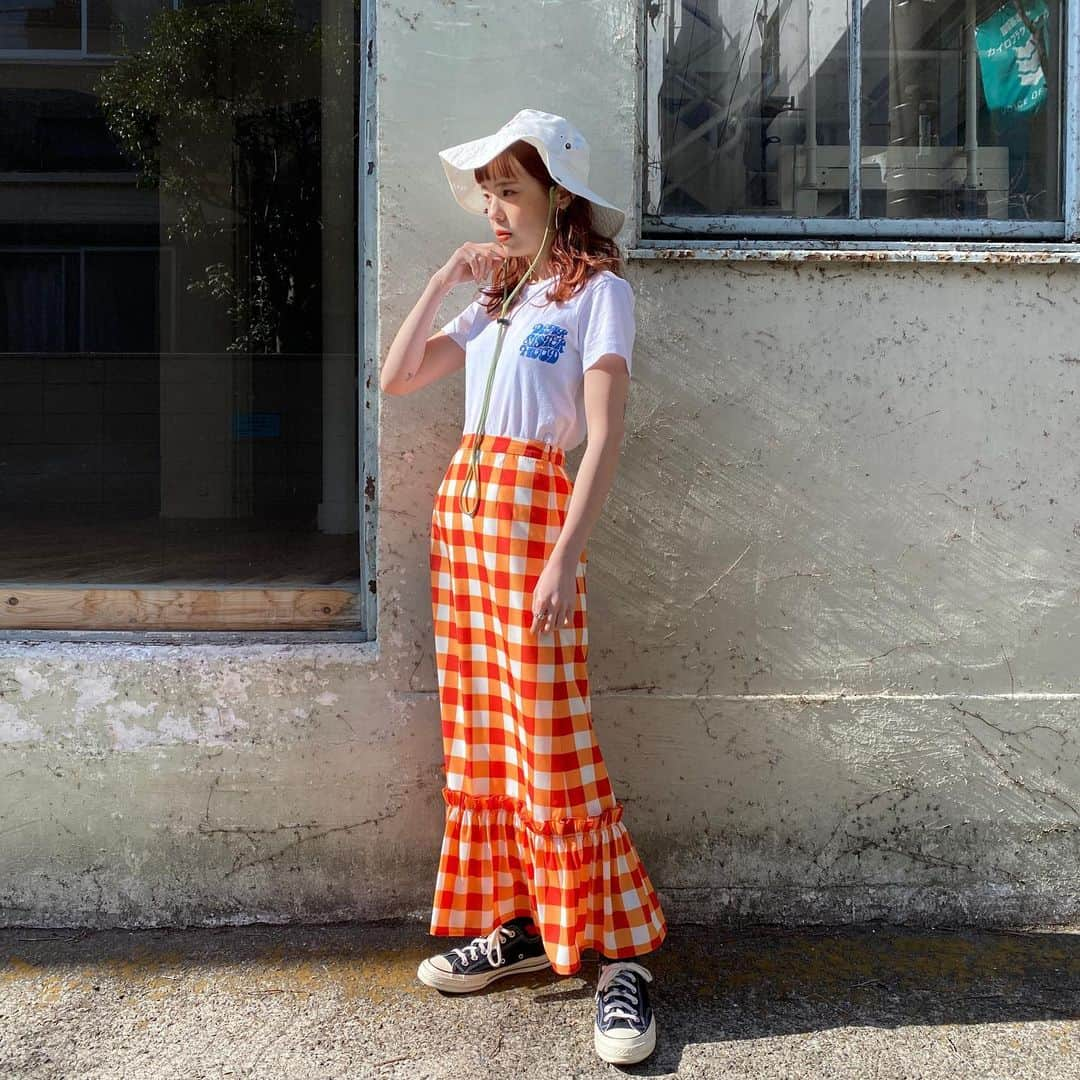 瀬戸あゆみさんのインスタグラム写真 - (瀬戸あゆみInstagram)「Groovy Print Long Skirt 🍊 Daisy Movement T-shirt🌼 Rose Garden Trail Hat🌹  このスカートが見たいよっていうのと、Tシャツ類の写真が見たい、と、ハットの色違いが見たいという、リクエストに忠実に。  このスカート、SOLD OUTでしたが20時から少量リストックいたします🧡  アイテムの質問など、気軽にコメント待ってます！ #dearsisterhood」2月12日 19時58分 - setoayumi