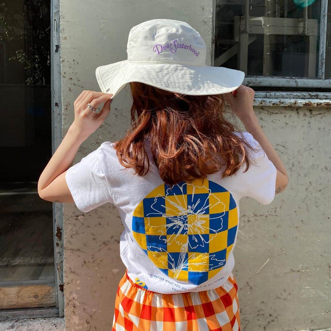 瀬戸あゆみさんのインスタグラム写真 - (瀬戸あゆみInstagram)「Groovy Print Long Skirt 🍊 Daisy Movement T-shirt🌼 Rose Garden Trail Hat🌹  このスカートが見たいよっていうのと、Tシャツ類の写真が見たい、と、ハットの色違いが見たいという、リクエストに忠実に。  このスカート、SOLD OUTでしたが20時から少量リストックいたします🧡  アイテムの質問など、気軽にコメント待ってます！ #dearsisterhood」2月12日 19時58分 - setoayumi