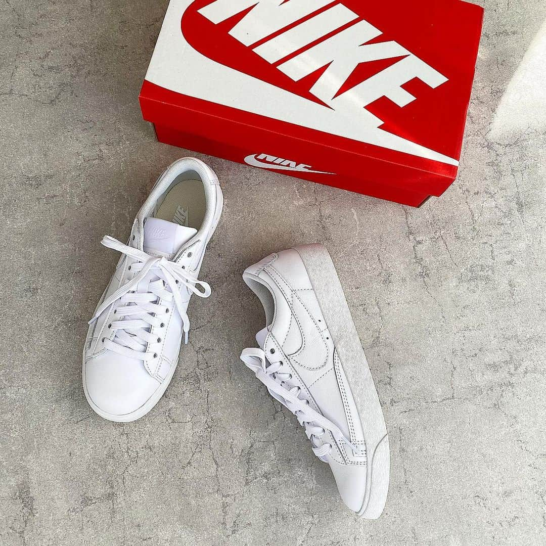 tomomi.7_のインスタグラム：「* *  持う少し、暖かくなったら🌸 @unitedarrows_official  @nike   * *  #unitedarrows #nike #sneaker  #locari #white #fashionandbeauty  #ユナイテッドアローズ #ナイキ #スニーカー #スニーカーコーデ  #ロカリ #足元倶楽部 #simple」