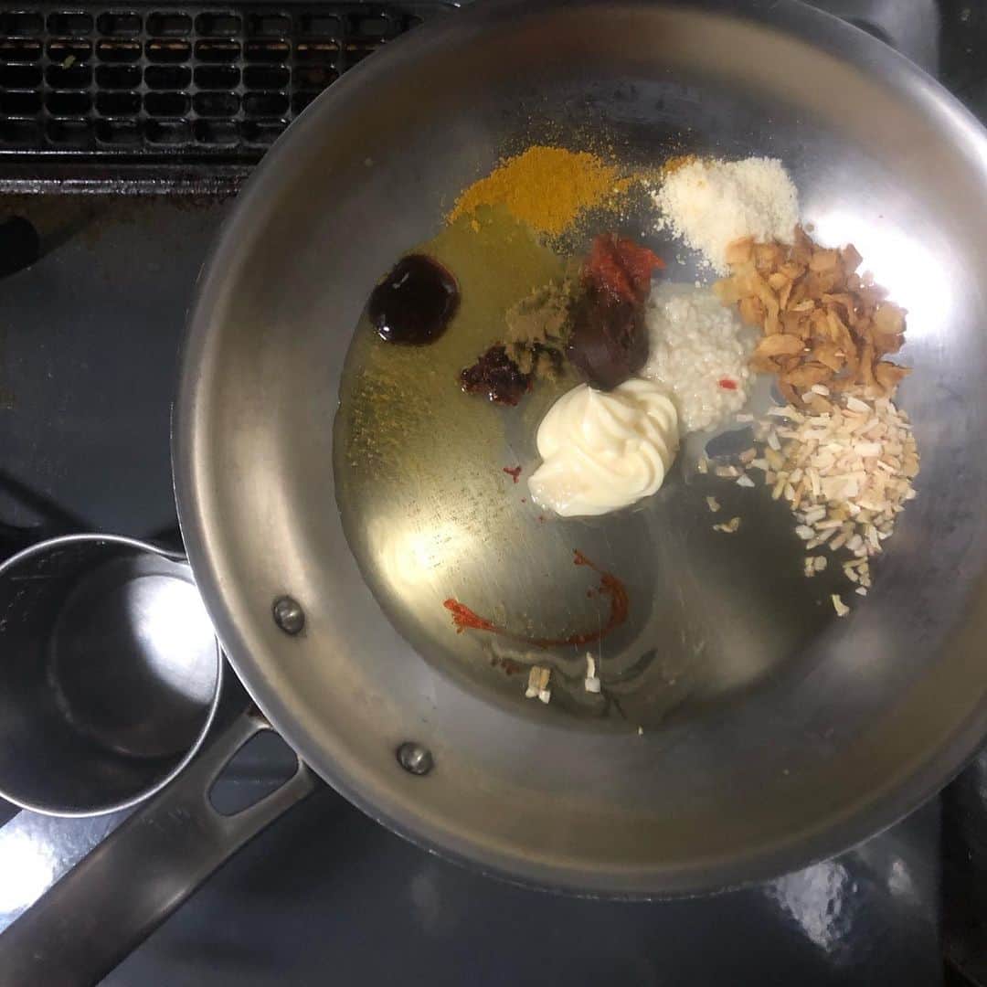 のインスタグラム：「.. 今日も、いつもの炒め物です。  主役は、お揚げさんとモヤシかな？」