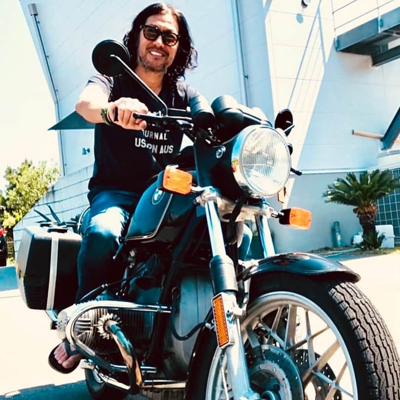 國分利治のインスタグラム：「最近バイクが気になる！  10年くらい乗ってないなぁ  #國分利治 #toshiharu_kokubun #アースホールディングス #hairmake-earth #美容師 #美容室 #ferrari488spidr #フェラーリ488スパイダー #EARTHEART #アースハート #fashion #ファッション #美容 #アースリクルート #國分塾 #aistylist #rentalspaceearth #バイカースタイル」