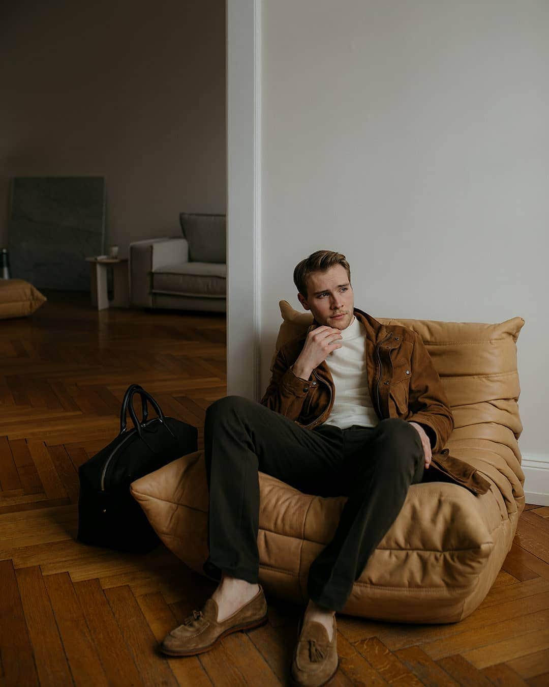 ハケットのインスタグラム：「This weekend, up the ante by investing in our suede field jacket. Pair with our merino jumpers and suede loafer, like @fabianlueck , to complete the look. #STAYHackett」