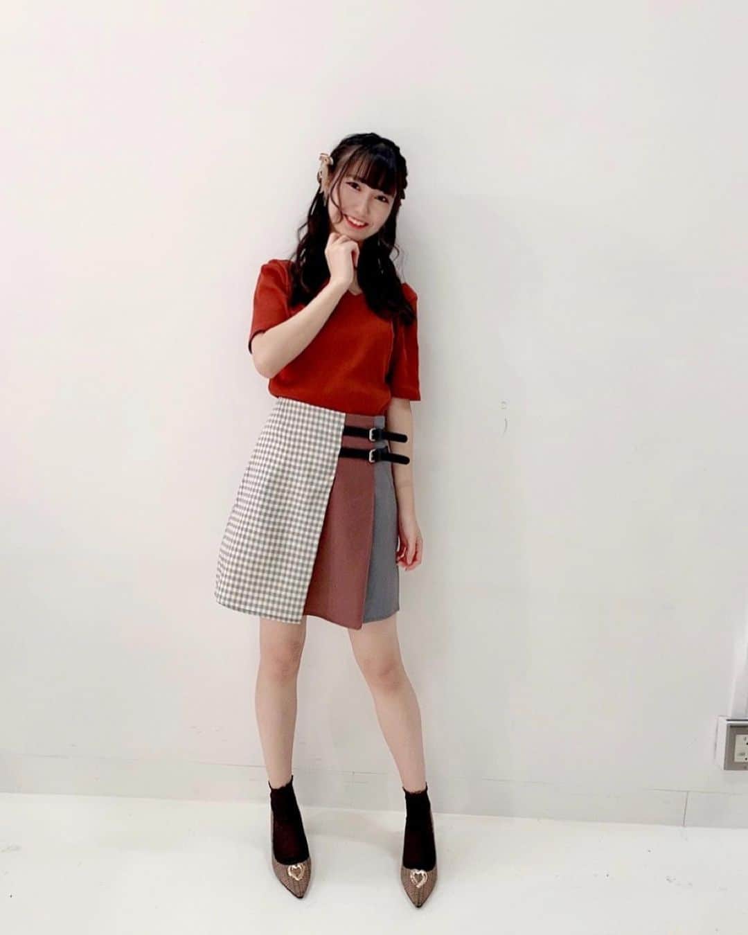 宮田有萌のインスタグラム：「バレンタインコーデ.｡.:*♡  バレンタイン生写真のオフショットです！！  もうすぐバレンタインだ〜(*´꒳`*)♡  #バレンタインコーデ #バレンタイン #生写真 #オフショット #ラストアイドル #宮田有萌」