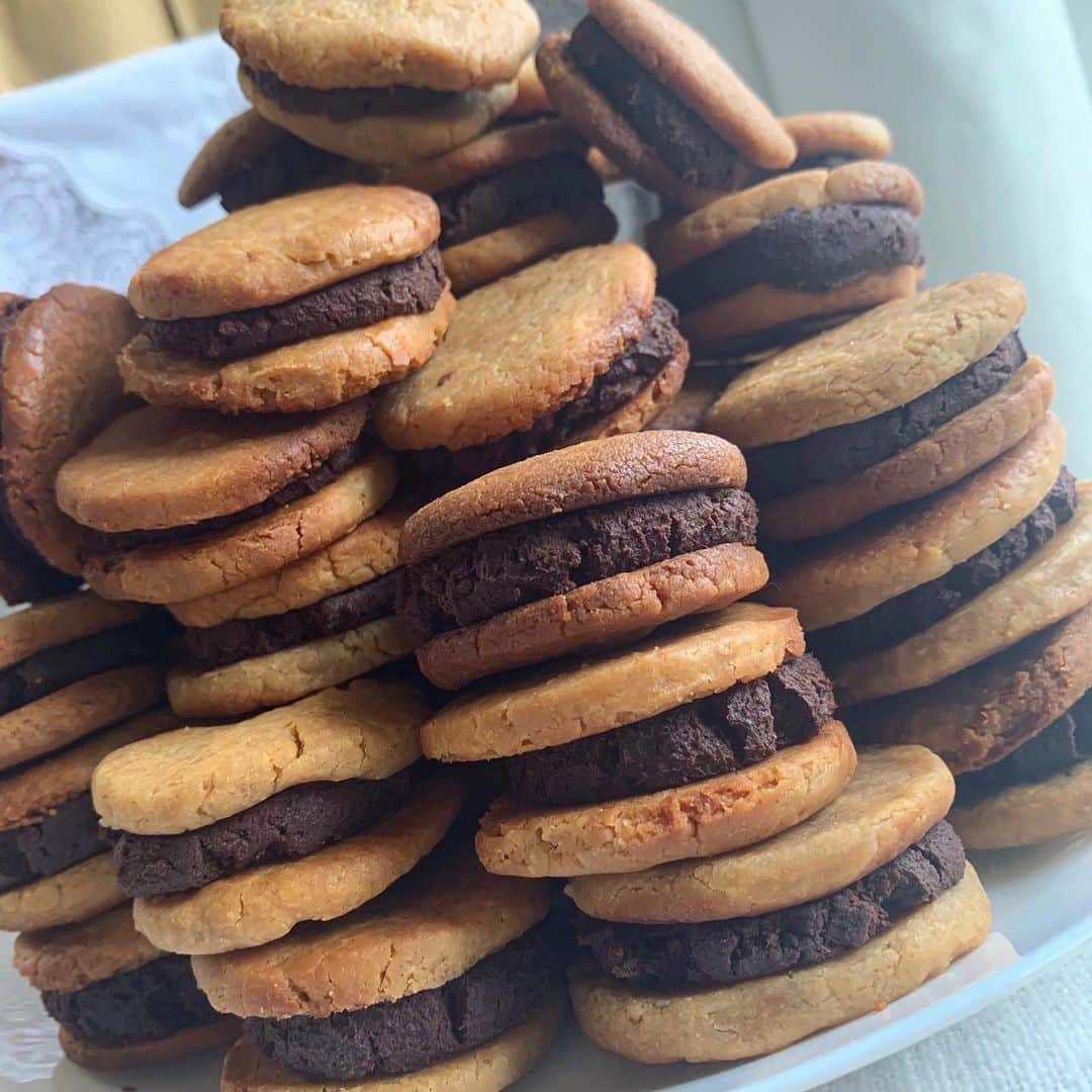 LINA（吉村リナ）さんのインスタグラム写真 - (LINA（吉村リナ）Instagram)「Are you planning to make something for the  Valentine’s Day??🍫♥️  “Almond butter chocolate sandwich cookies” from my E-book is my fav one to make in any occasion 🙈  ーーー  みなさんバレンタインデーは、 何か作る予定ですか??😋  スイーツレシピ集電子書籍【Sweet at Home】の『アーモンドバターチョコサンドクッキー』は私のお気に入りです🙈まだトライしてない方はぜひ一度作ってみてください😏😏😏👌♥️」2月12日 20時01分 - lina3336