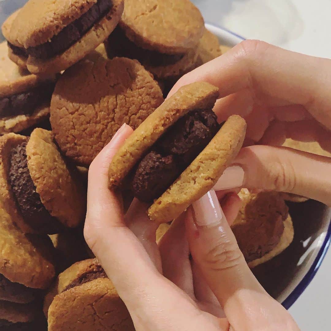 LINA（吉村リナ）さんのインスタグラム写真 - (LINA（吉村リナ）Instagram)「Are you planning to make something for the  Valentine’s Day??🍫♥️  “Almond butter chocolate sandwich cookies” from my E-book is my fav one to make in any occasion 🙈  ーーー  みなさんバレンタインデーは、 何か作る予定ですか??😋  スイーツレシピ集電子書籍【Sweet at Home】の『アーモンドバターチョコサンドクッキー』は私のお気に入りです🙈まだトライしてない方はぜひ一度作ってみてください😏😏😏👌♥️」2月12日 20時01分 - lina3336