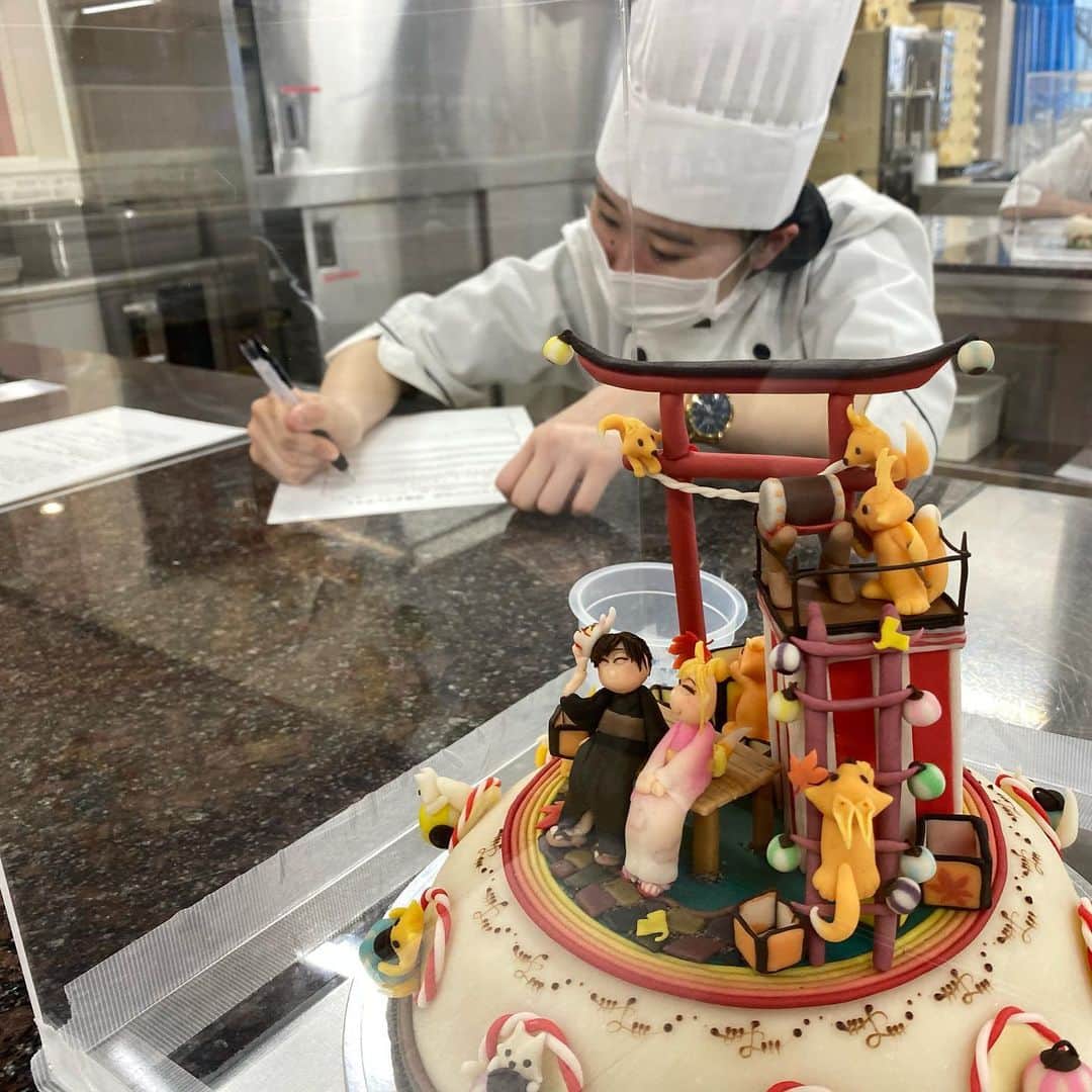 札幌ベルエポック製菓調理専門学校【公式】のインスタグラム：「北海道洋菓子作品 コンテスト大会  先日ご報告しましたが‥。 北海道洋菓子作品コンテスト大会 《学生部門》1位2位を独占し、 5名が入賞しました✨✨  長い制作期間の中で どんな思いで、どんな作品を 作り上げたのが、一緒に頑張った メンバーで振り返りを行いました‼️  入賞した2年生は今度は プロとしてより良い作品を‼️ 1年生は今年より精度の高い作品を作りあげれるよう頑張りましょう😆✨  今年も素敵な作品が生まれる事を 楽しみにしています👏💖  #おでかけ授業 #特別授業 #業界直結 #プロから学ぶ #本物 #学び #製菓  #調理  #カフェ  #製菓調理専門学校ベルエポック #衛生管理  #食材教育 #札幌ベルエポック製菓調理専門学校 #いろいろな体験と #たくさんの出逢い #可能性が広がる #ベルエポック」