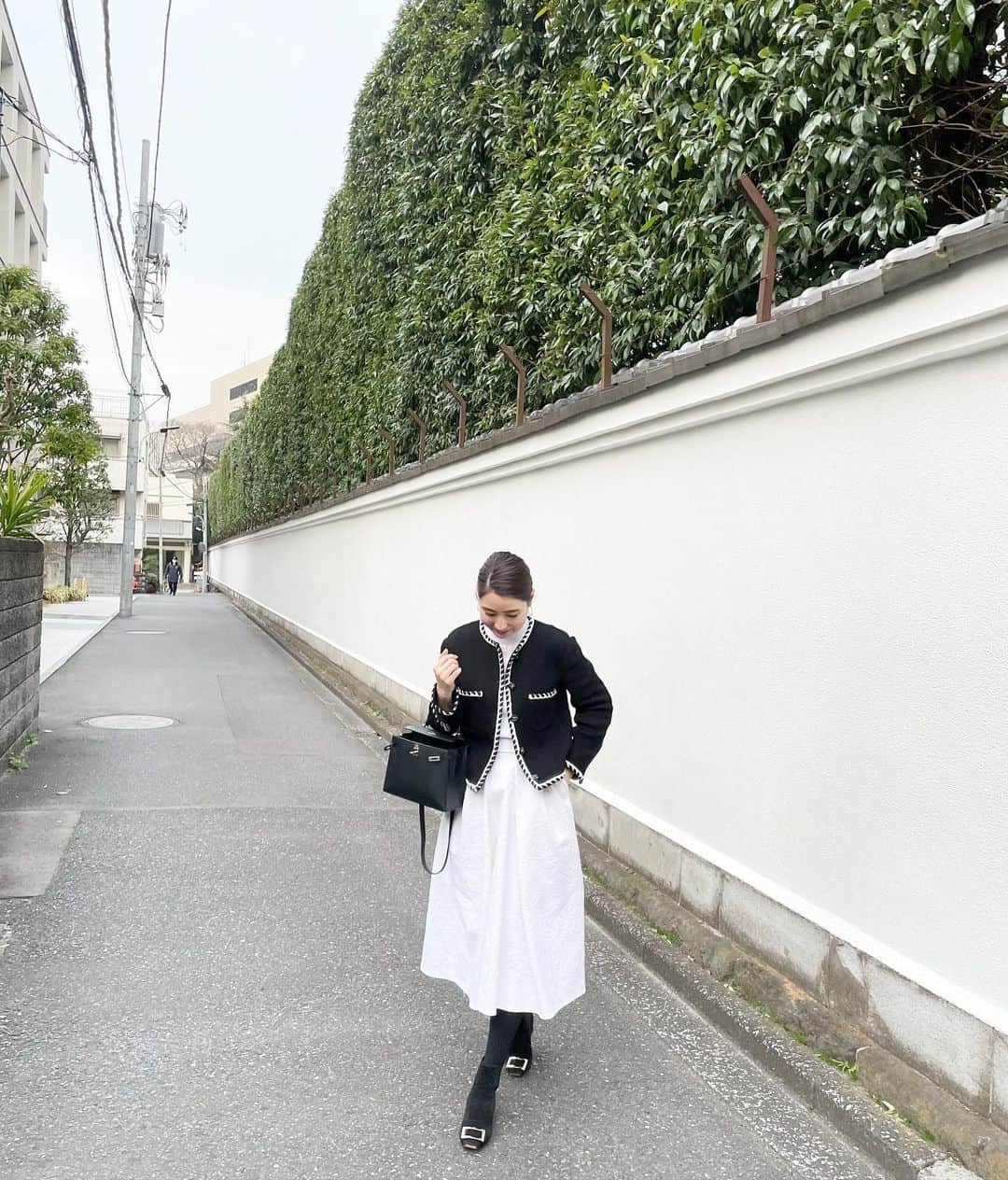 髙田麻紀子のインスタグラム：「❤︎ . 新月だから🌑少し前に買ったジャケットを初めて着てみました🖤 . ジャケット#CHANEL スカート#drawer ブーツ#rogervivier  バッグ#HERMES」