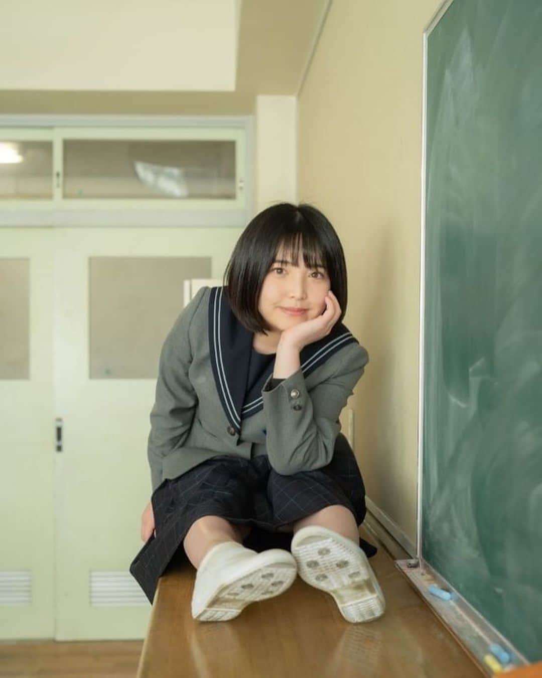 佐咲日菜のインスタグラム：「廊下はよく走ったものです☺︎」