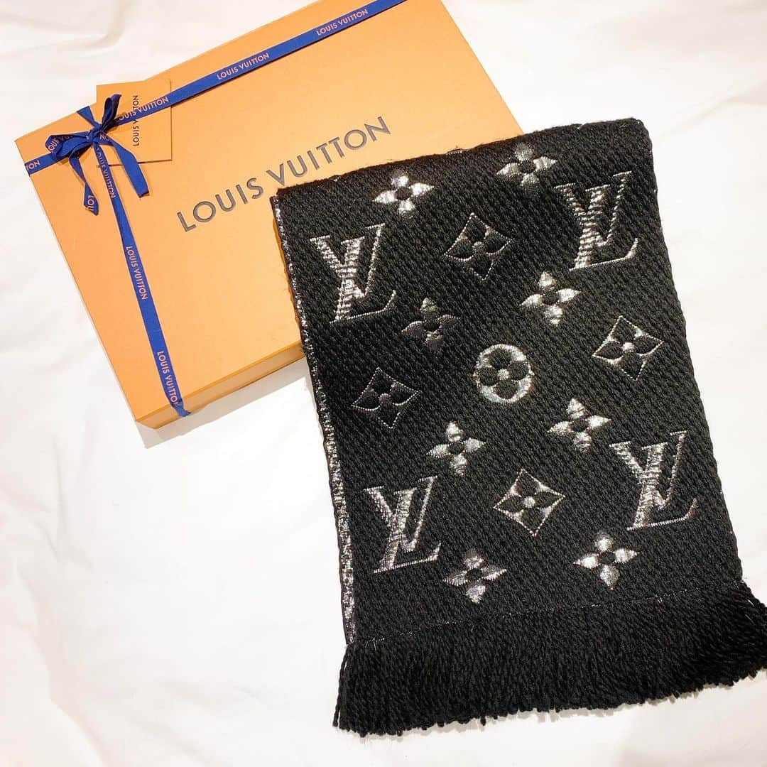 駄原杏里沙さんのインスタグラム写真 - (駄原杏里沙Instagram)「・ Louis Vuitton ❤️ ・ ・ 冬は嫌いだけど、、🤫 この時期大活躍の パリで一目惚れしたマフラー 相変わらず可愛くてお気に入り💋 ・ ・ #luisvuitton#lv#paris#travel #ルイヴィトン#お気に入り #ルイヴィトンマフラー #ヴィトンマフラー  #自分にご褒美#パリ#旅行#旅行好き女子  # パリ購入品#タビジョ#女子旅  #フリーランス#フリーランス女子  #ダンサー#好きな事を仕事に#パリの思い出🇫🇷」2月12日 20時03分 - arisadahara_bl8m