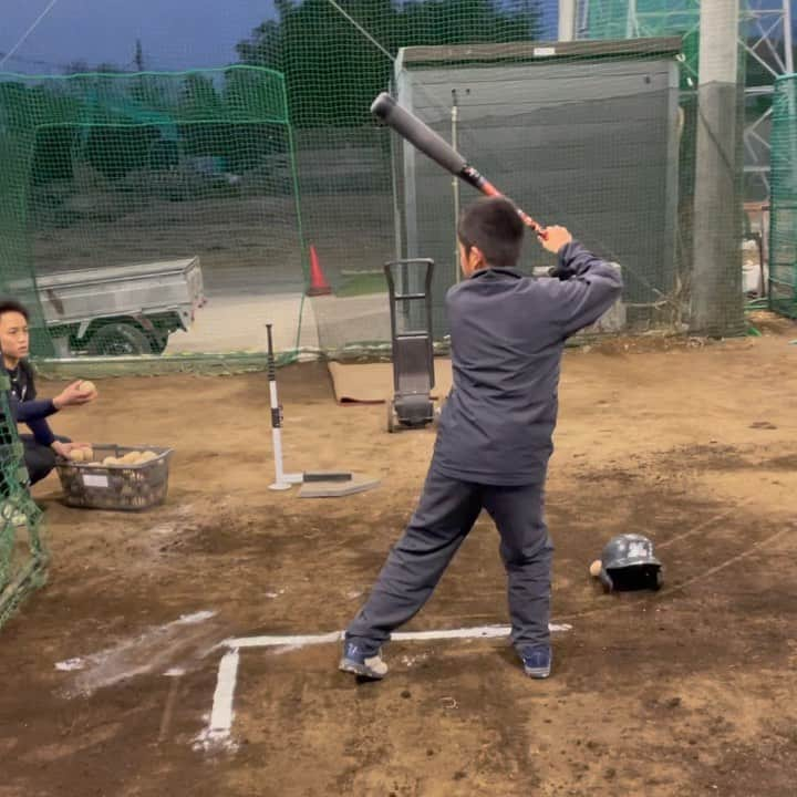 一場靖弘のインスタグラム：「今日は個別レッスン⚾️ バッティングでの癖を直す為に試行錯誤中です🤔 ヘッドがピッチャーに向いてしまう為、ヘッドが遅れる。頭がホームベース方向に傾きすぎてしまう。これを色々な練習法を用いて直しています💪 バットの重みを感じて脱力からのヘッドを効かせてフルスイング‼️ この生徒の場合ですがバッターボックスのラインから頭が出ないように意識させる。尚且つ、最後にヘソをピッチャーに向けるように意識する事で腰がスムーズに且つ最短で回りインパクトの瞬間により力が入る‼️  いつでも塾生、体験募集してます😁  #千葉 #松戸市 #流山市 #三郷市 #柏市 #レッドストロングス松戸 #一場靖弘ベースボールアカデミー #両国整骨院 #野球塾 #一場靖弘 #元プロ野球選手 #ベースボール #野球 #草野球 #野球教室 #個別指導 #ナイター野球 #少年野球 #シニアリーグ #ボーイズリーグ #ポニーリーグ #軟式野球 #硬式野球 #向上心 #アンダーアーマー #生徒募集中 #野球教室 #出張野球教室 #youtube」