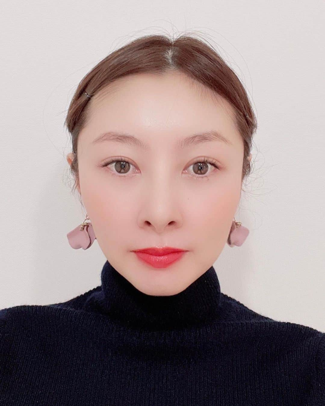 相沢礼子さんのインスタグラム写真 - (相沢礼子Instagram)「今日は20:30分から、 オンラインで筋トレレッスンをさせて頂きます^ ^ 前髪がもうどうにもならないので、ピンで止めました🤣笑 がんばります^ ^  お守りに、ユウチェル　@yu_s915  がプレゼントしてくれたイヤリングを付けました^ ^ユウチェルありがとう♡  今日は、ずっと待ってた知らせを聞いてめっちゃ落ち込んでしまったけど、がんばるしかないのでがんばります！！  #オンライン筋トレ #トレーニング #ありがとうございます #happy #love #がんばります  #相沢礼子 #japan」2月12日 20時04分 - reikoaizawa828