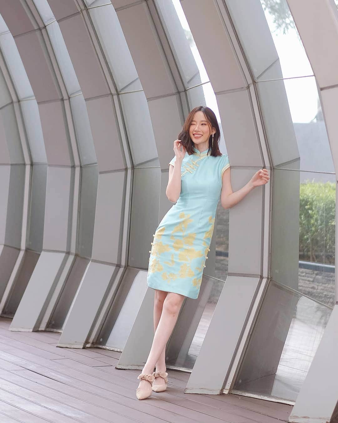 エリッサ・ヤマダのインスタグラム：「Niu year 🐄, niu hair 💁‍♀️ Happy Lunar New Year, everyone! Pilih outfit ini dari @zaloraid karna katanya shio ular lagi bagus pakai warna biru dan kuning di tahun ox ini ahahah, what's your chinese zodiac btw?」