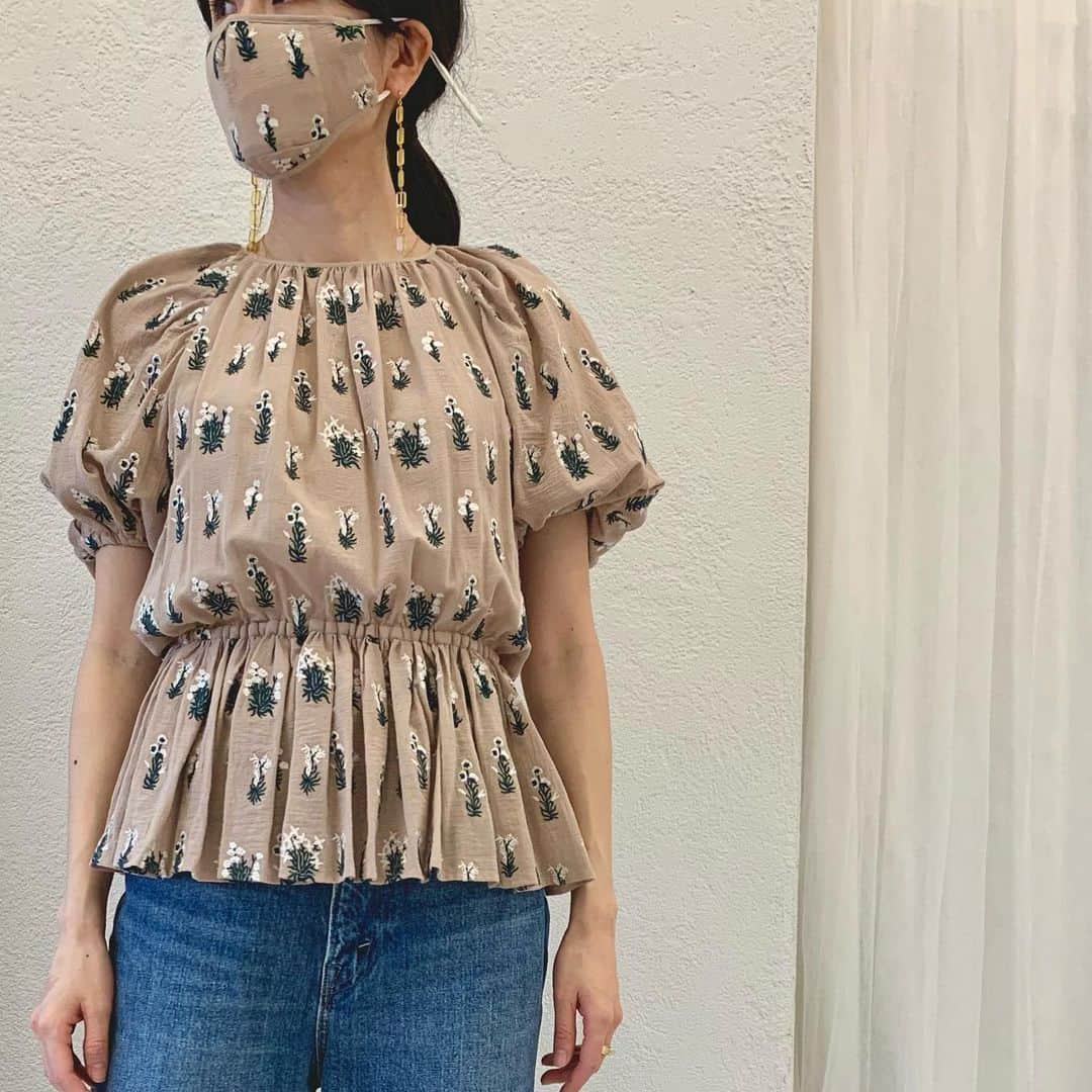 Tsuru by Mariko Oikawaのインスタグラム：「New arrival!  春を呼ぶ草花の刺繍がクチュールライクなブラウスはベーシックなカラーで落ち着いた印象へ◎ 今年は同じ生地のマスクも付いてます♪ トレンドのデニムスタイルと好相性！  Agrippina/BEIGE ¥25,000+tax  Nandina/LEMON（pierce） ¥5,000+tax  #tsuru #tsurubymarikooikawa #2021ss」