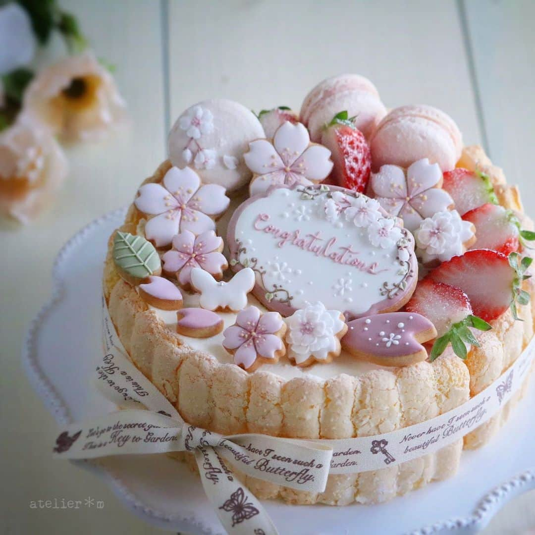 melodyのインスタグラム：「🌸✨﻿ ﻿ 桜のアイシングクッキーで苺のシャルロットをデコレーション🍓🎂﻿ ﻿ ＜2021＞桜ギフトの先行販売は、明日2月13日（土）19:00〜21:00です。詳しくはプロフィール欄下のリンクツリーから、オンラインストアへ🌸﻿ ﻿ ＊＊＊﻿ ﻿ Strawberry charlotte decorated with cherry blossom icing cookies.﻿ ﻿ ＊＊＊﻿ ﻿ #天然色素#国産#アイシングクッキー#アトリエエム#花#卒業#ひなまつり#sakura#ギフト#桜#flower#日本#糖霜餅乾#曲奇#flowers#design﻿ #pic#cookies#cake#cherryblossom#decoration#icingcookies﻿ #japan#Instagram#instagramjapan#IgersJP﻿ #ファインダー越しの私の世界#sweets#instasweet」