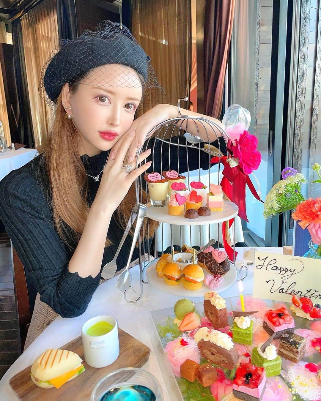 蘭子のインスタグラム：「【The Legian Tokyo/渋谷】 . @legiantokyo でValentineアフタヌーンティー☕💭💕🍫 お友達が体調不良の為、急遽行ける人を募って来れたのが...お母さん🤣🤣❣️ 1時間後にお店に来た母強し🤣❣️🤶 . お花のプレートがかわいすぎました🥺💕 お紅茶も種類が多くて美味しいし5300円で最大6時間いられるのはコスパが最強すぎる😳 . ちなみに最後はお母さんと写真の撮りあいっこで喧嘩して2人でぷんすかお店を出ましたww ど真ん中の席だったからそれはもう恥ずかしかったです😭笑 皆様ごめんなさい😭笑 . そんで帰り道に仲直りして、 保護猫カフェで猫に癒されて帰宅しました🤣🐈 . 実家では保護猫ちゃんをお迎えする事を検討中みたい🐈 いいご縁がありますように🐈 . . . . . . #アフタヌーンティー#アフタヌーンティー巡り#渋谷カフェ#渋谷カフェ巡り#渋谷グルメ#渋谷ランチ #東京カフェ#新宿#恵比寿カフェ#銀座ランチ#今日のコーデ#代官山カフェ#表参道カフェ#女子会コーデ#おしゃれさんと繋がりたい#おしゃれな人と繋がりたい#カフェ巡り#カフェ好きな人と繋がりたい#カフェ部#フォトジェニックスイーツ#フォトジェニックスポット#アフタヌーンティー#アフタヌーンティー巡り#カメラ部#グルメ#グルメ部#グルメ好きな人と繋がりたい#映えスポット#graffdiamonds#afternoontea」