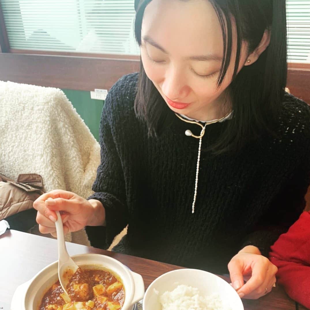 のインスタグラム：「すごーく辛いものが食べたい🔥 甘いものはそこそこですが辛いものが大好きです😍 . 最近は用があって外に出ている時にたまにさっとランチするくらいで、 ほとんど家で食事していますが… 某ファミレスでももちろん辛いマークが多いメニューを選びました😋 . 火鍋を女子会で…みたいな賑やかな夜が待ち遠しいな🥰 #ママモデル#男の子ママ#自分の写真がない😅#辛いものフェチ」