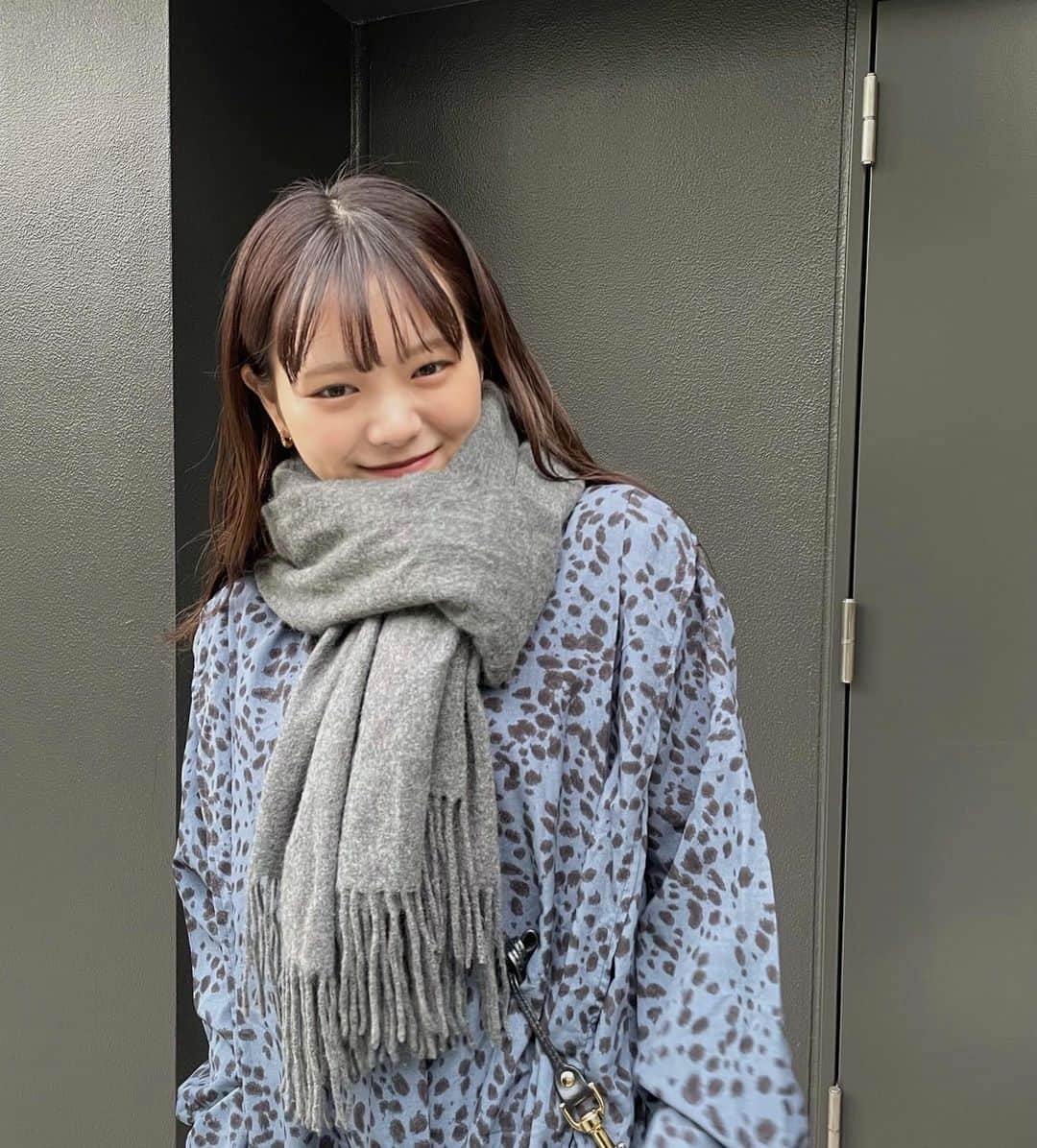 木村なつみのインスタグラム：「おひさしぶりに青を着ました、どやさ！ 風にやられている最後のひと」