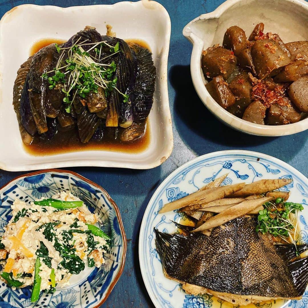 井上荒野のインスタグラム：「夫作。前回、ちょっと毎回脂気が多すぎると訴えたせいか今夜は和食です😄茄子と蒟蒻がめちゃくちゃおいしくて、なに見て作ったの？と聞いたら2品とも白ごはん.comでした。すごい。」