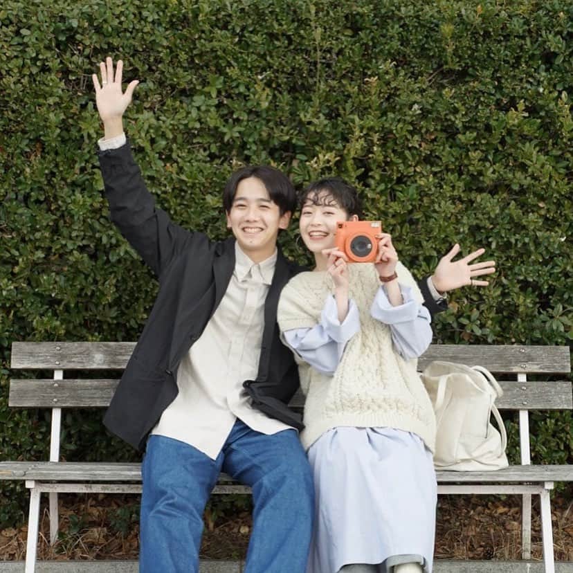 Fujifilm instaxさんのインスタグラム写真 - (Fujifilm instaxInstagram)「【大切な人との思い出を、チェキで。】 バレンタインや記念日などの恋人へのギフトには、“チェキ”がおすすめ！ チェキなら、世界に１枚だけの宝物として、２人の思い出をより愛着をもって残していくことができますよ✨  インスタグラムでも話題のカップル、@rikoyamamoto さんと　@masato_shirai_ さんに、２人の大切な時間をスクエアチェキ”SQ1”で撮影いただきました📷 ２人が撮影したチェキやインタビュー記事は、「チェキプレス」にて公開中です！  ぜひ(@cheki_instax )TOPのプロフィールに記載しているURLよりチェックしてみてくださいね⭐️  ▼記事URL https://instax.jp/cheki-press/?p=29725  #チェキ #instaxlife #instax #instaxcamera #cheki #FUJIFILM #富士フイルム #チェキのある生活 #マイチェキ #instaxmini #instaxsquare #生活とフィルム #フィルムカメラ #写真好きな人と繋がりたい #写真好き #instaxsquaresq1 #filmphotography #カップル写真 #バレンタイン #プレゼント #フィルムカメラに恋してる」2月12日 20時21分 - cheki_instax