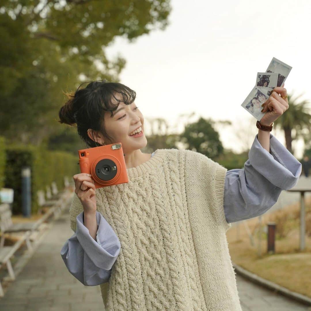 Fujifilm instaxさんのインスタグラム写真 - (Fujifilm instaxInstagram)「【大切な人との思い出を、チェキで。】 バレンタインや記念日などの恋人へのギフトには、“チェキ”がおすすめ！ チェキなら、世界に１枚だけの宝物として、２人の思い出をより愛着をもって残していくことができますよ✨  インスタグラムでも話題のカップル、@rikoyamamoto さんと　@masato_shirai_ さんに、２人の大切な時間をスクエアチェキ”SQ1”で撮影いただきました📷 ２人が撮影したチェキやインタビュー記事は、「チェキプレス」にて公開中です！  ぜひ(@cheki_instax )TOPのプロフィールに記載しているURLよりチェックしてみてくださいね⭐️  ▼記事URL https://instax.jp/cheki-press/?p=29725  #チェキ #instaxlife #instax #instaxcamera #cheki #FUJIFILM #富士フイルム #チェキのある生活 #マイチェキ #instaxmini #instaxsquare #生活とフィルム #フィルムカメラ #写真好きな人と繋がりたい #写真好き #instaxsquaresq1 #filmphotography #カップル写真 #バレンタイン #プレゼント #フィルムカメラに恋してる」2月12日 20時21分 - cheki_instax