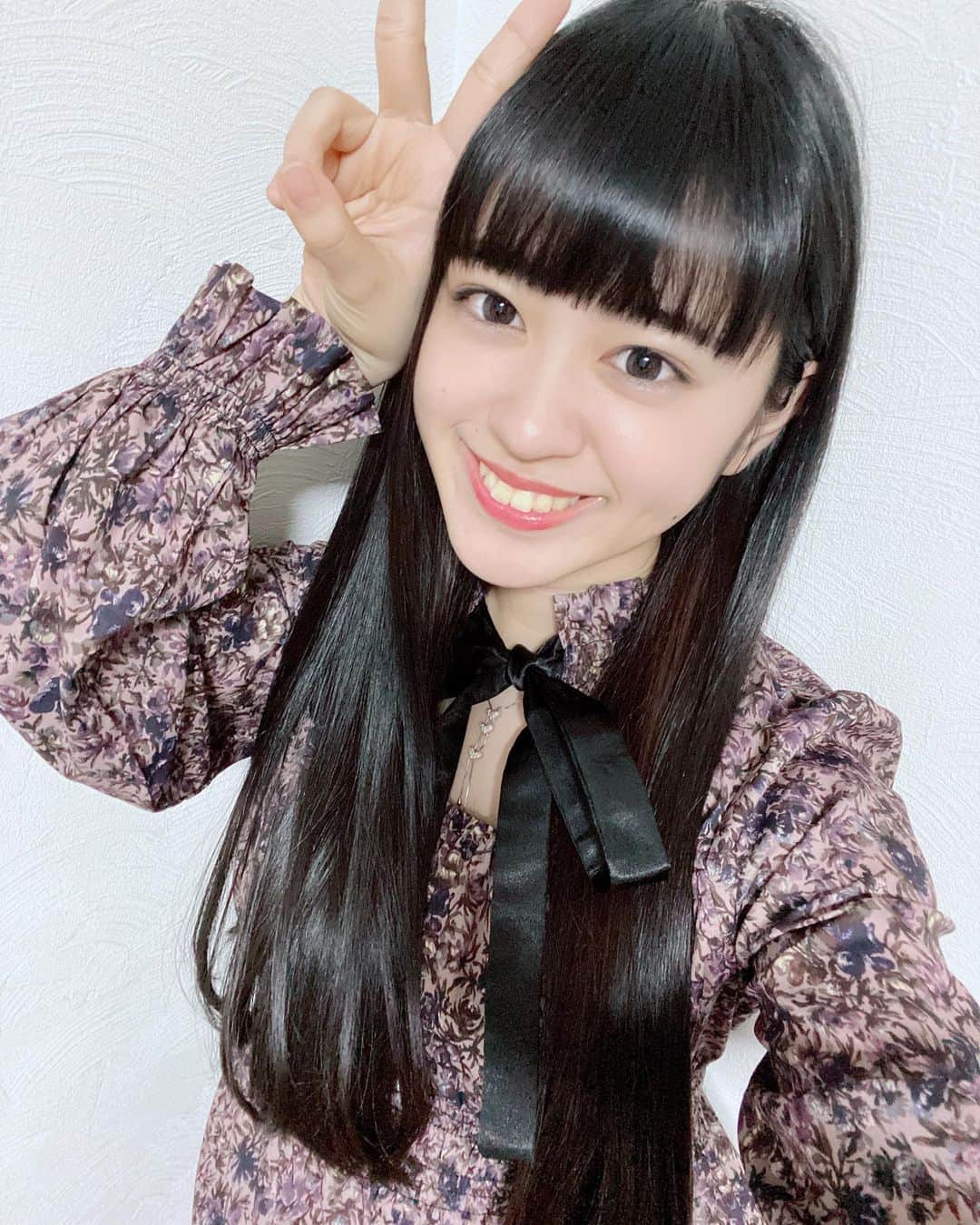 星ゆりかのインスタグラム：「最近よく衣装で制服着ることはあったんだけど、久しぶりにリアル制服着た時ローファーでいつもより背が低くて手すりとかつり革全部高く見えたゆりかさんでした🥺  2/14の撮影会まだ5部受け付けております🙆🏻‍♀️💗」