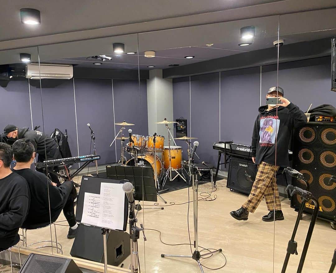 のインスタグラム：「今日もやってる🔥✨ こっそり撮。  #歌  #仮声帯にあてるとかは体作ってから　#汗 #体温 #感謝」