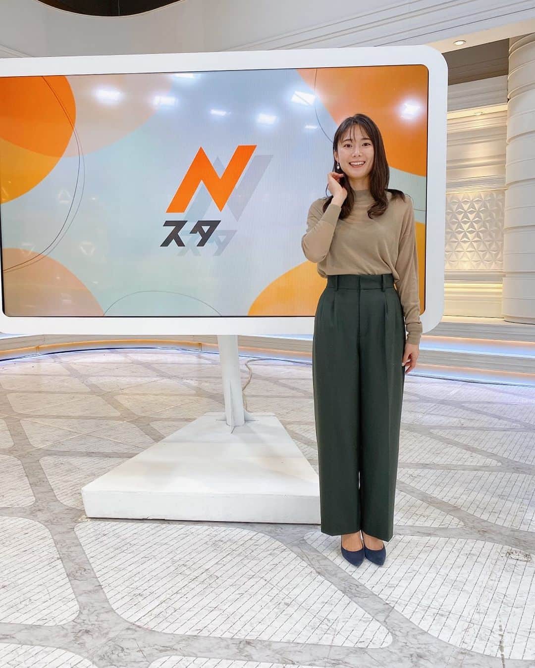 のインスタグラム：「【イチオシファッション】   1週間お疲れさまでした！！ 今週の小林由未子アナのイチオシファッションこちら！ 2月10日(水)に放送された衣装です👠👒  《スタイリストさんからのイチオシポイント☝🏻》 uncraveのベージュの少し透け感のあるニットと深いグリーンのパンツにabisteのピアスを合わせて 大人な色味のコーディネートになってます👗✨   ぜひ来週の衣装にもご注目下さい🌷♡   #TBS #Nスタ #井上貴博 #ホラン千秋 #小林由未子 #イチオシファッション #ファッション #コーディネート　#通勤服　#オフィスカジュアル　#通勤コーデ」