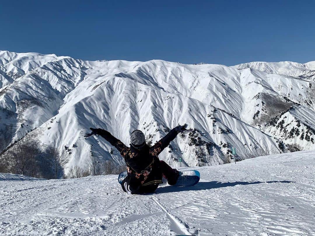 北川富紀子さんのインスタグラム写真 - (北川富紀子Instagram)「Enjoyed snowboarding with this great view.  . One of the best ski resort I've ever been this 15years, including the quality of snow ❄️ . . . 久しぶりの白馬五竜＆白馬47！ . やっぱり格が違う。 景色から雪質からコースから全て！ . . スノボ始めた時から何年も長野しか滑ってなかったけど、ここ数年はわりと新潟とか群馬とか関東近郊ばっかりで。あと北海道。 . . . この景色、 . . . 久しぶりに ホームに戻ってきた感！！ . . . . . . 昔はコレが当たり前だと思ってたけど…  . いや、コレは全然当たり前じゃないですね。 . . . ゲレンデの景色に初めて感激した！ . . . . . #snowboarding  #snowboardinggirl  #hakuba47 #hakuba #hakubagoryu #hakubavalley #skiresort  #japan #nagano #naganojapan  #スノーボード #白馬五竜 #白馬47 #白馬 #ハッシュタグちゃんとつけたよ」2月12日 20時29分 - tokiko_kitagawa_