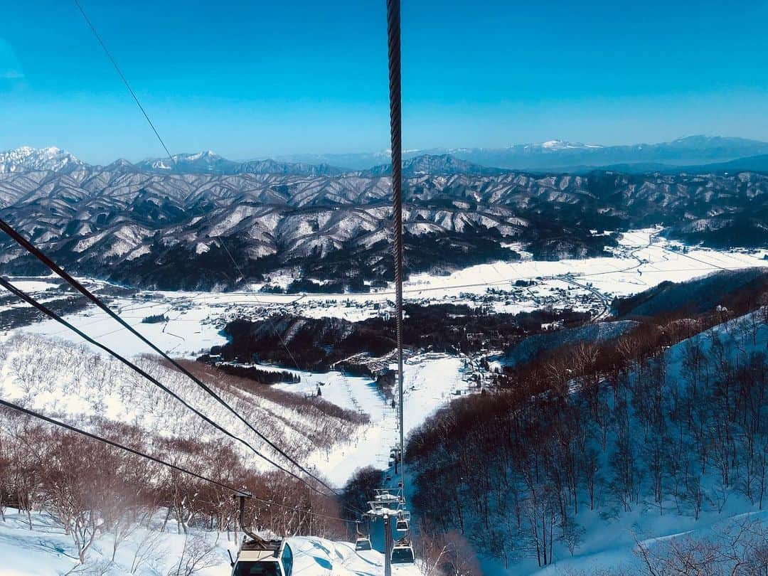 北川富紀子のインスタグラム：「Enjoyed snowboarding with this great view.  . One of the best ski resort I've ever been this 15years, including the quality of snow ❄️ . . . 久しぶりの白馬五竜＆白馬47！ . やっぱり格が違う。 景色から雪質からコースから全て！ . . スノボ始めた時から何年も長野しか滑ってなかったけど、ここ数年はわりと新潟とか群馬とか関東近郊ばっかりで。あと北海道。 . . . この景色、 . . . 久しぶりに ホームに戻ってきた感！！ . . . . . . 昔はコレが当たり前だと思ってたけど…  . いや、コレは全然当たり前じゃないですね。 . . . ゲレンデの景色に初めて感激した！ . . . . . #snowboarding  #snowboardinggirl  #hakuba47 #hakuba #hakubagoryu #hakubavalley #skiresort  #japan #nagano #naganojapan  #スノーボード #白馬五竜 #白馬47 #白馬 #ハッシュタグちゃんとつけたよ」