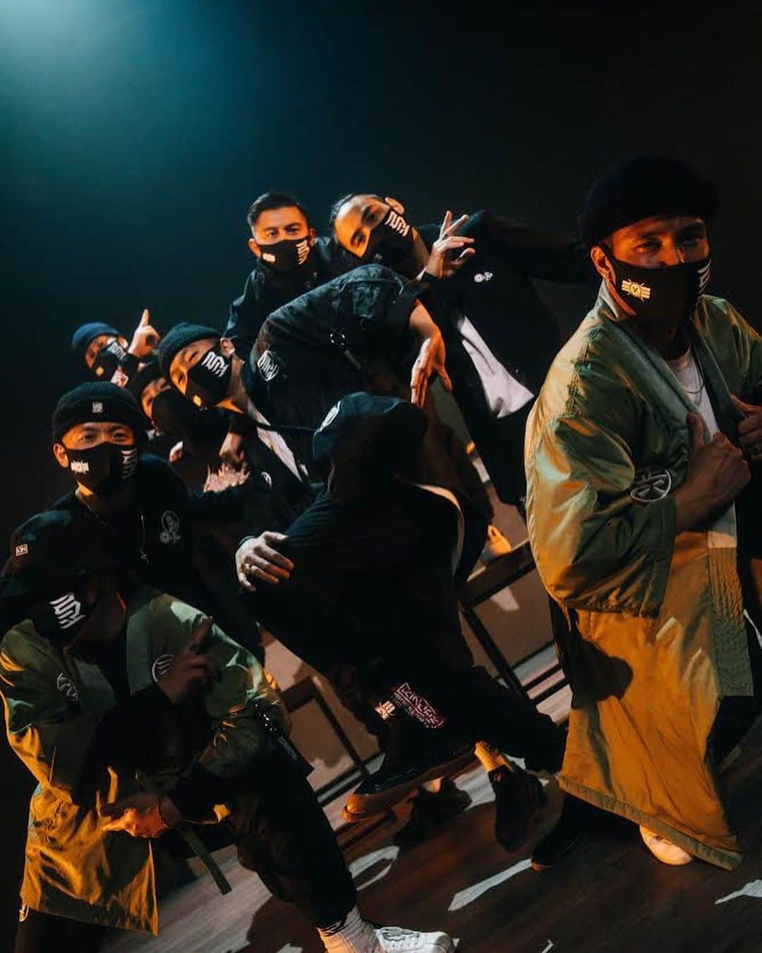 ヴァンキッシュのインスタグラム：「ㅤㅤㅤㅤㅤㅤㅤㅤㅤㅤㅤㅤㅤ  ㅤㅤㅤㅤㅤㅤㅤㅤㅤㅤㅤㅤㅤ LAを拠点とするダンスクルー @kinjaz とのコラボレーションが決定。  ストリートウェアのクラシックと日本の伝統的な衣服を現代風にアレンジしたコレクションには、有名なアーティスト@josemertzと@ miltz_326のアートワークが取り入れられており、両方のブランドのエッセンスが組み合わされています。 ㅤㅤㅤㅤㅤㅤㅤㅤㅤㅤㅤㅤㅤ 2/20(土)〜販売開始となります。 販売先などの詳細に関しましては、VANQUISHオフィシャルサイトのニュースページも御覧ください！  (https://ceno.jp/VANQUISH/topics/210209_va_Kinjaz) ㅤㅤㅤㅤㅤㅤㅤㅤㅤㅤㅤㅤㅤ  We’re proud to announce our collaboration with LA based dance crew,@kinjaz . Featuring both streetwear classics as well as a modernized take on traditional Japanese garments, the collection is infused with artwork from renown artists @josemertz and @miltz_326 to combine the essence of both brands.   #kinjaz @kinjaz @kin.aesthetik #vanquish」