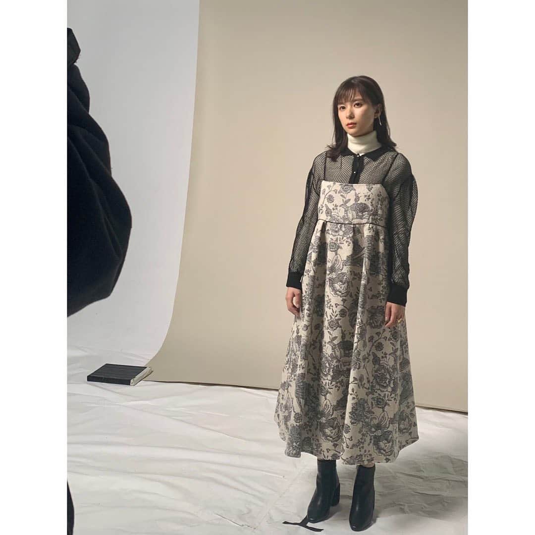 芳根京子さんのインスタグラム写真 - (芳根京子Instagram)「ただいま発売中のMEN'S NON-NOです。 かわいいお洋服だったので 動画も撮ってみました👗  #メンノン #ファーストラヴ」2月12日 20時31分 - yoshinekyoko