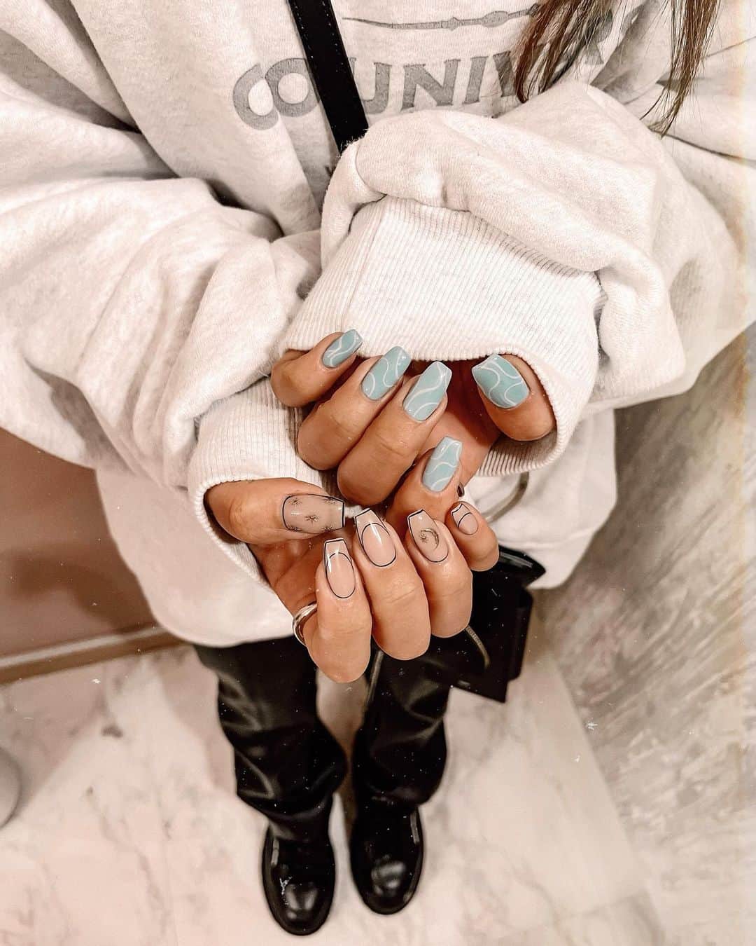 ✷kana✷のインスタグラム：「🦋🫐💎💙💠 . . トレンドカラーのセルリアンブルー💅 ちょっと白を多く混ぜて晴れた日の 青空みたいな春ネイル！！ 細めの囲みフレンチとのアシメで シンプルだけどお洒落ーーー♡♡♡ . . thx @art_room_anna  #ArtRoom#ArtRoomnails」